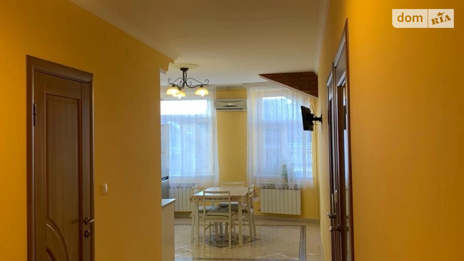 Продается 2-комнатная квартира 66 кв. м в Ужгороде, ул. Добрянского