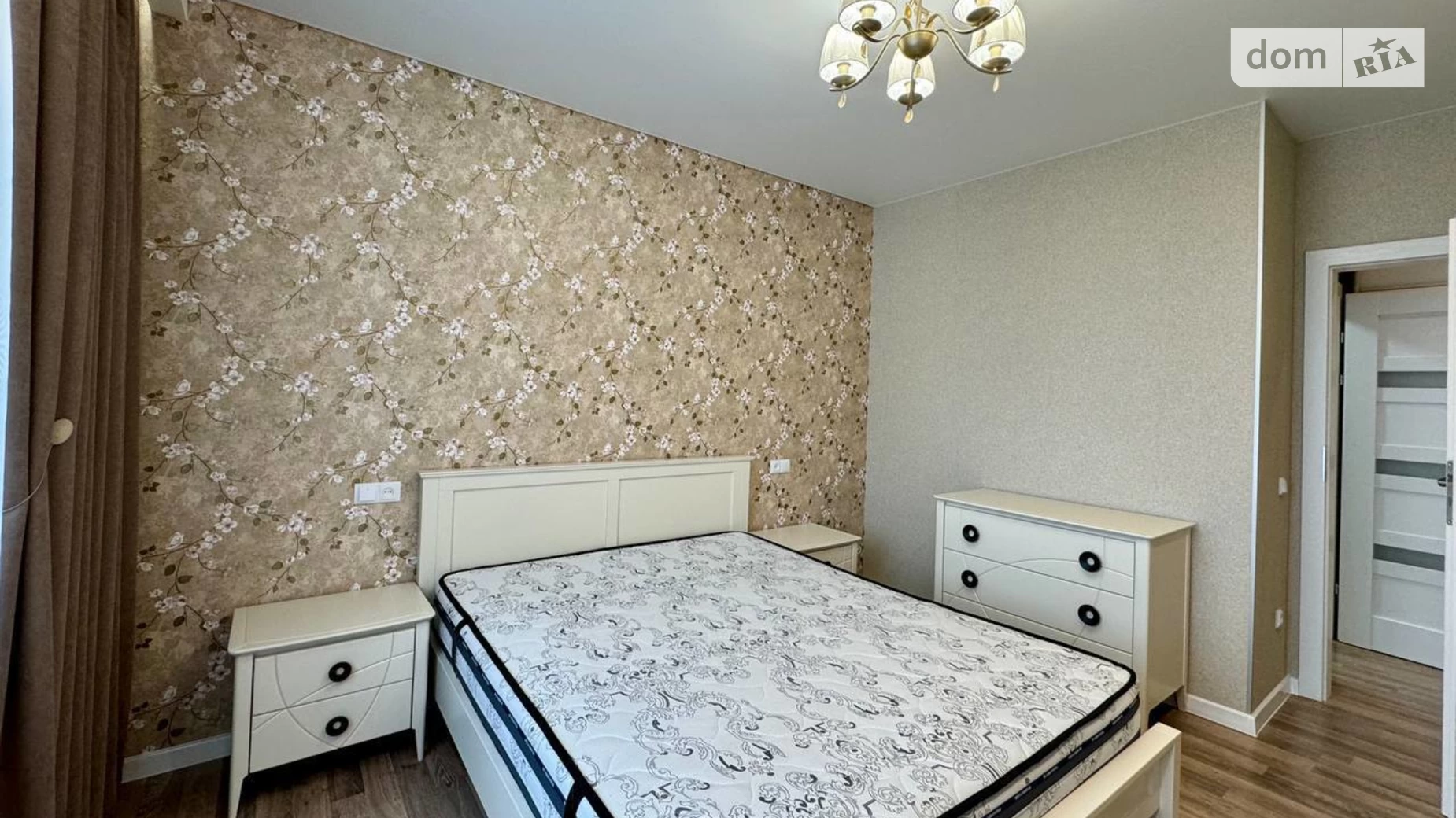 Продается 2-комнатная квартира 62.1 кв. м в Ивано-Франковске, ул. Приозерная