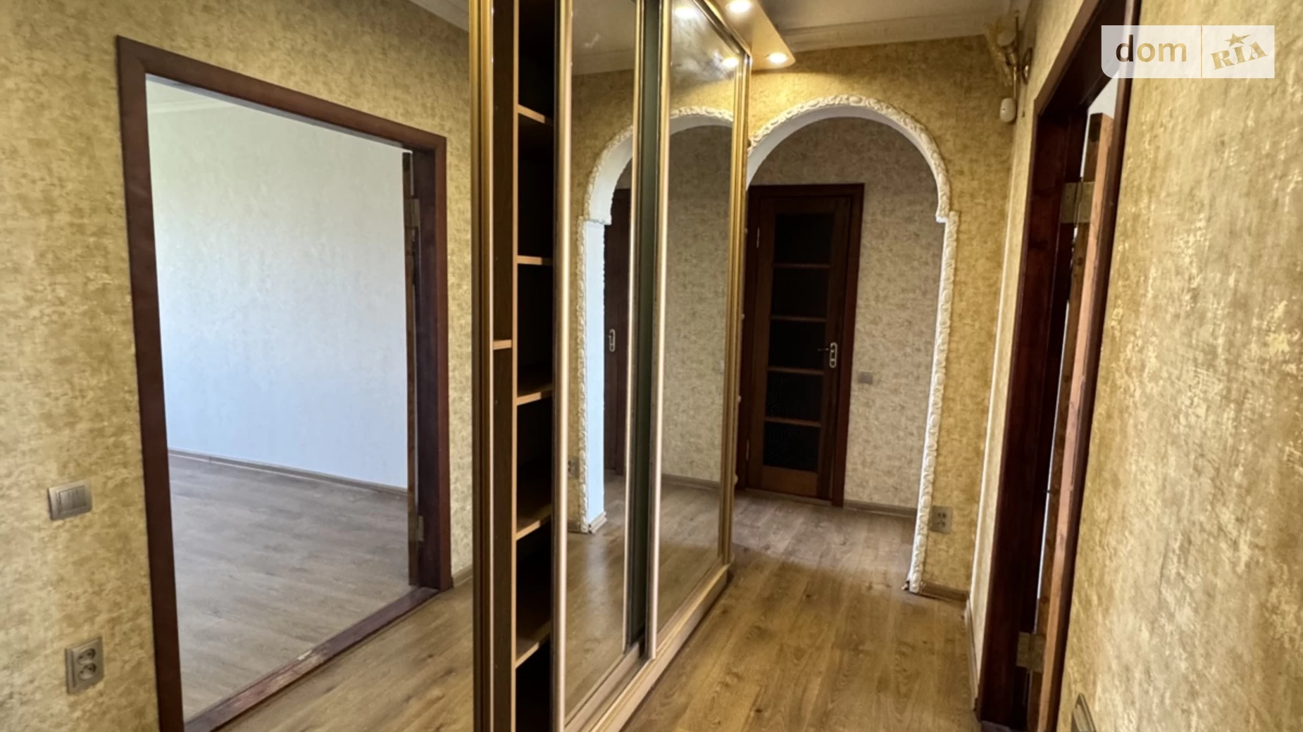 Продается 3-комнатная квартира 63 кв. м в Одессе, ул. Люстдорфская дорога