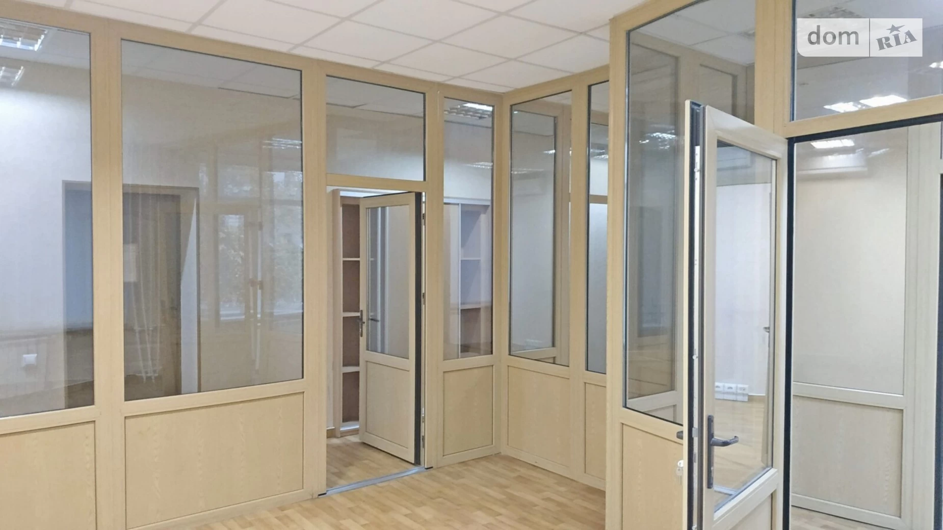 Сдается в аренду офис 143 кв. м в бизнес-центре, цена: 68620 грн - фото 2