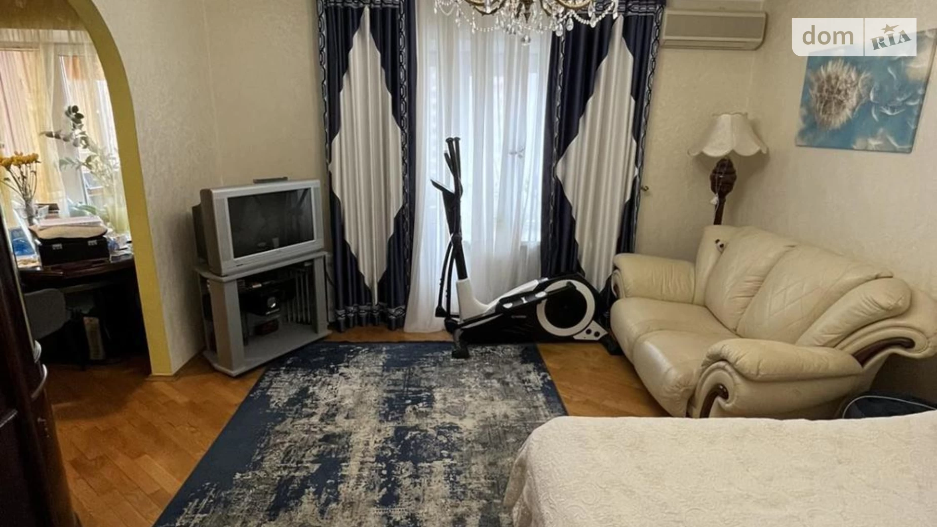 Продается 1-комнатная квартира 46 кв. м в Киеве, ул. Анны Ахматовой, 31