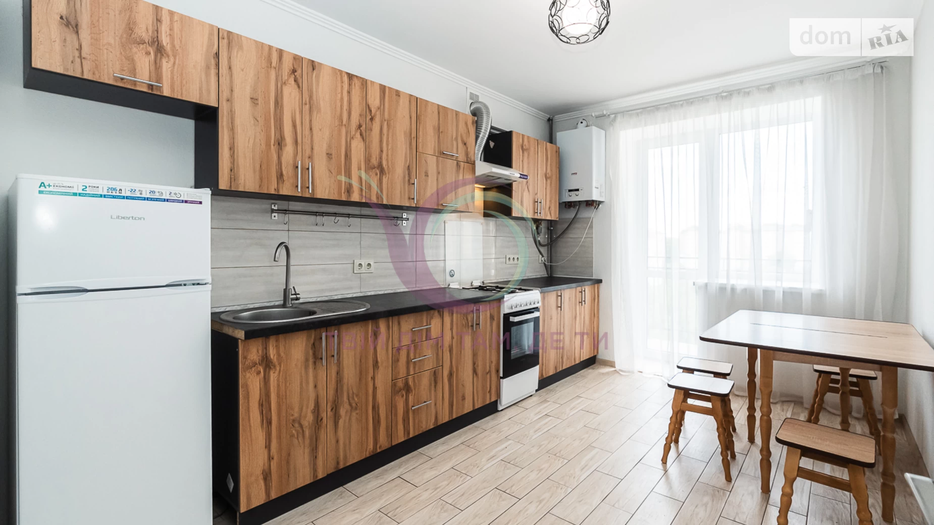 Продается 1-комнатная квартира 38 кв. м в Ивано-Франковске, ул. Галицкая