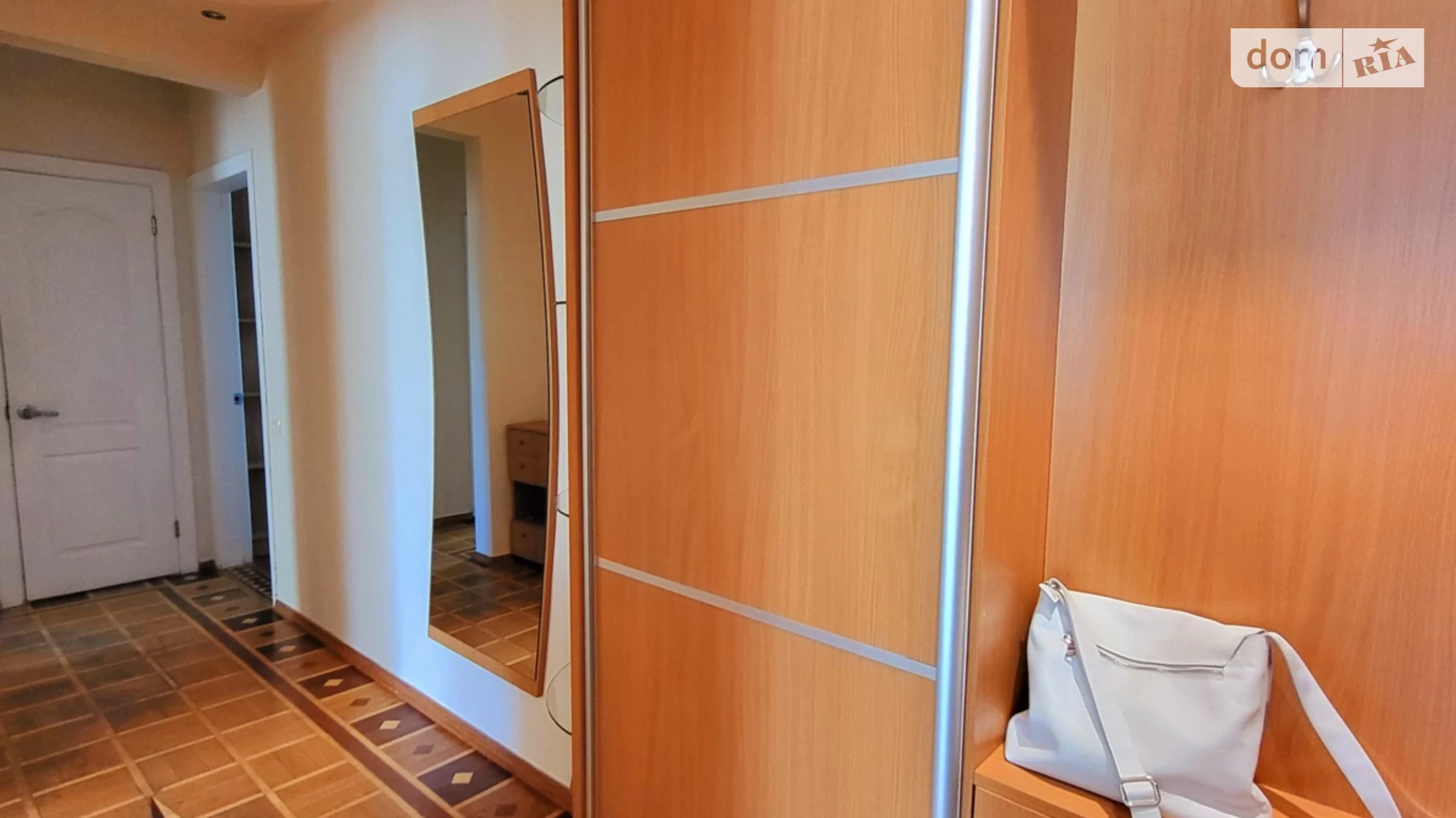 Продается 3-комнатная квартира 62 кв. м в Одессе, ул. Ицхака Рабина