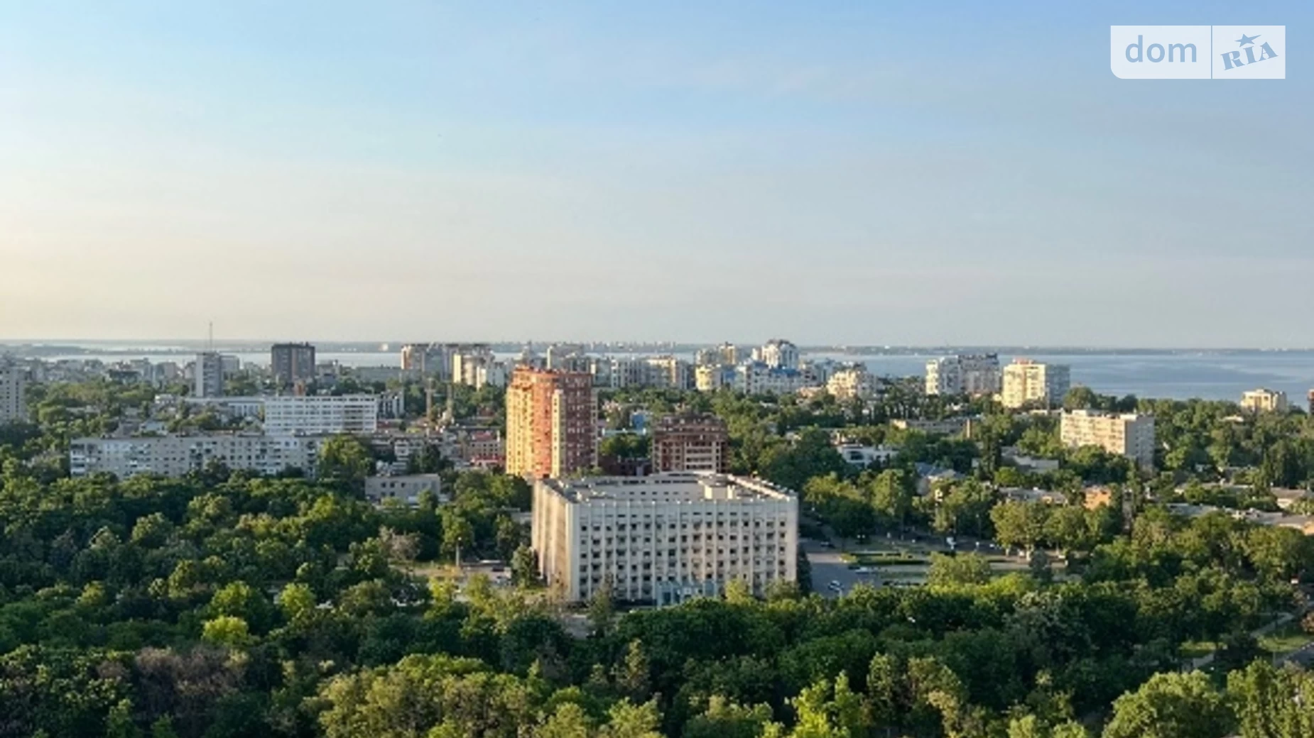 Продается 2-комнатная квартира 100 кв. м в Одессе, просп. Гагарина, 19А