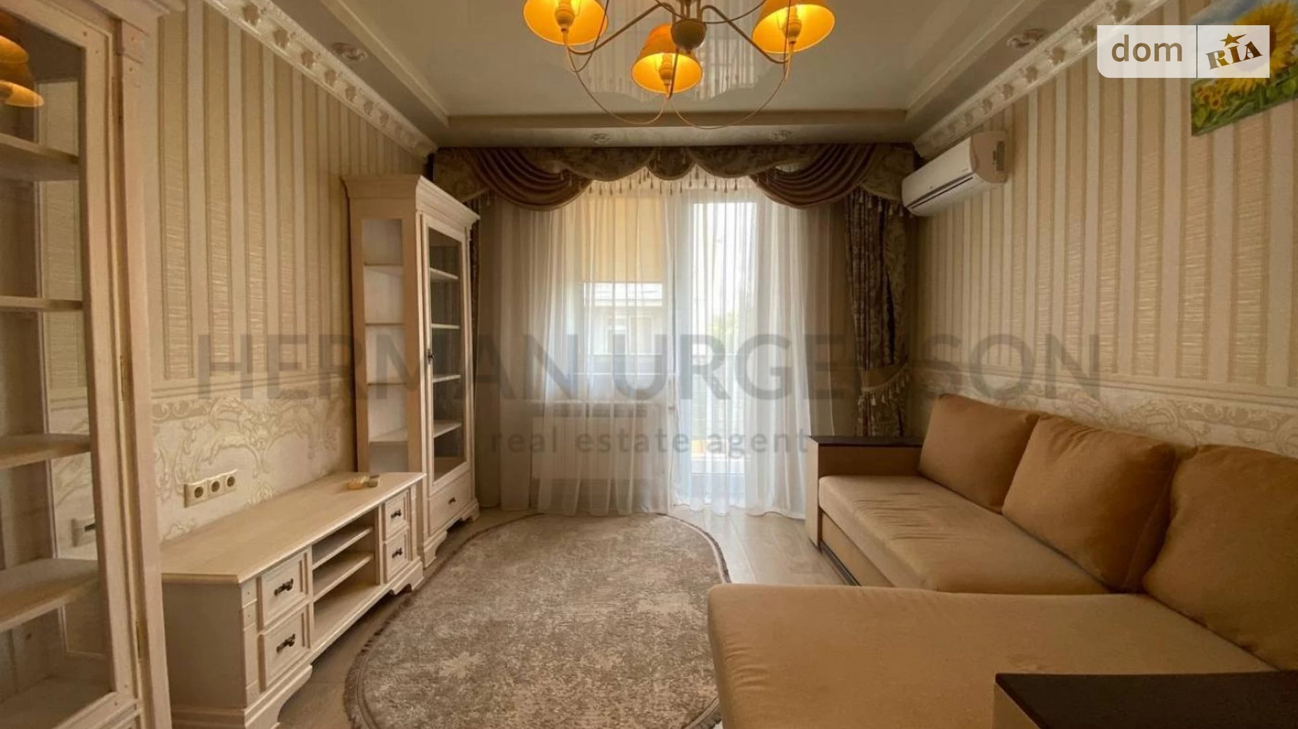 Продається 2-кімнатна квартира 64 кв. м у Ужгороді