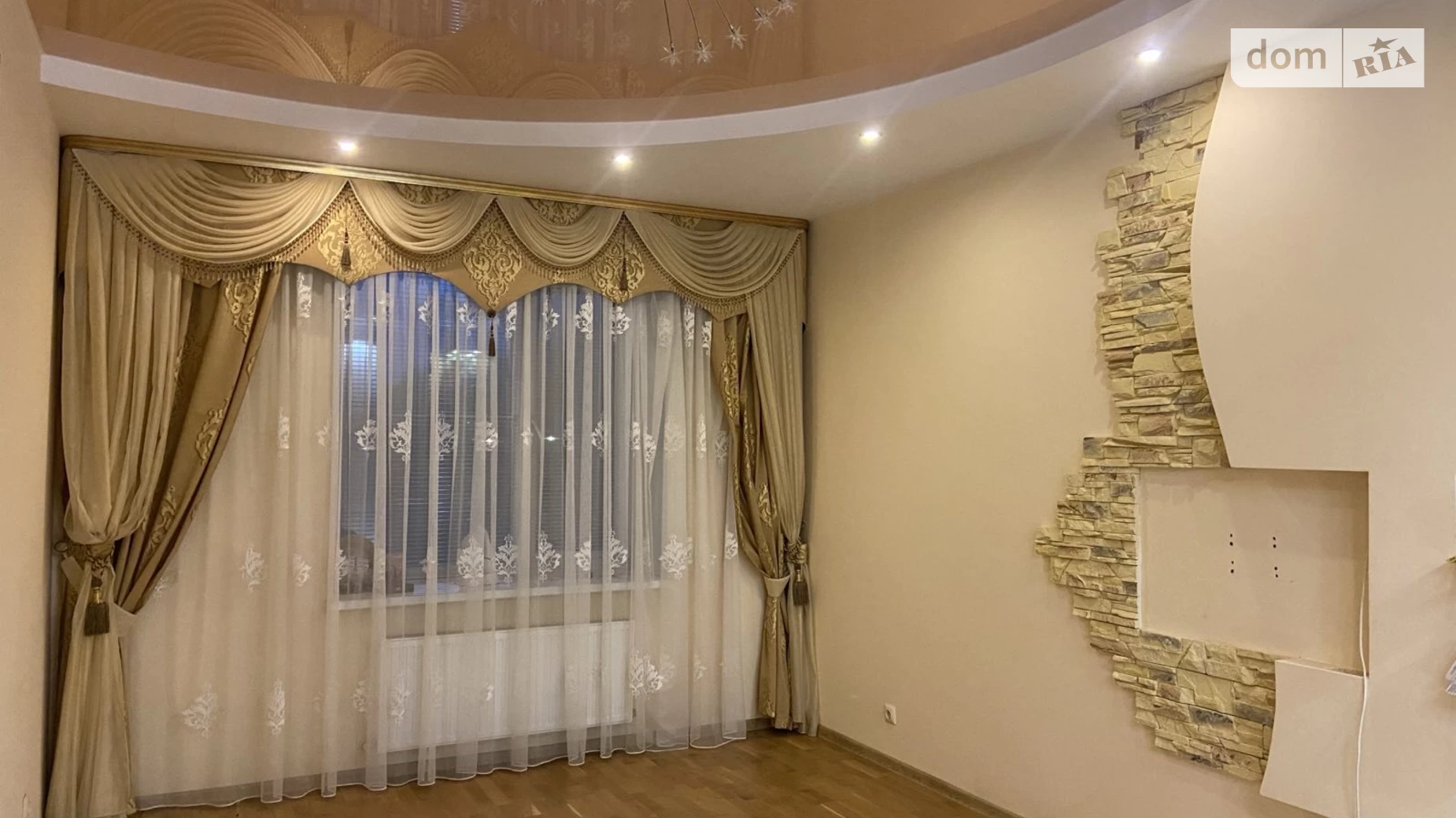 Продается 3-комнатная квартира 83.9 кв. м в Немирове, ул. Ивана Франко, 66