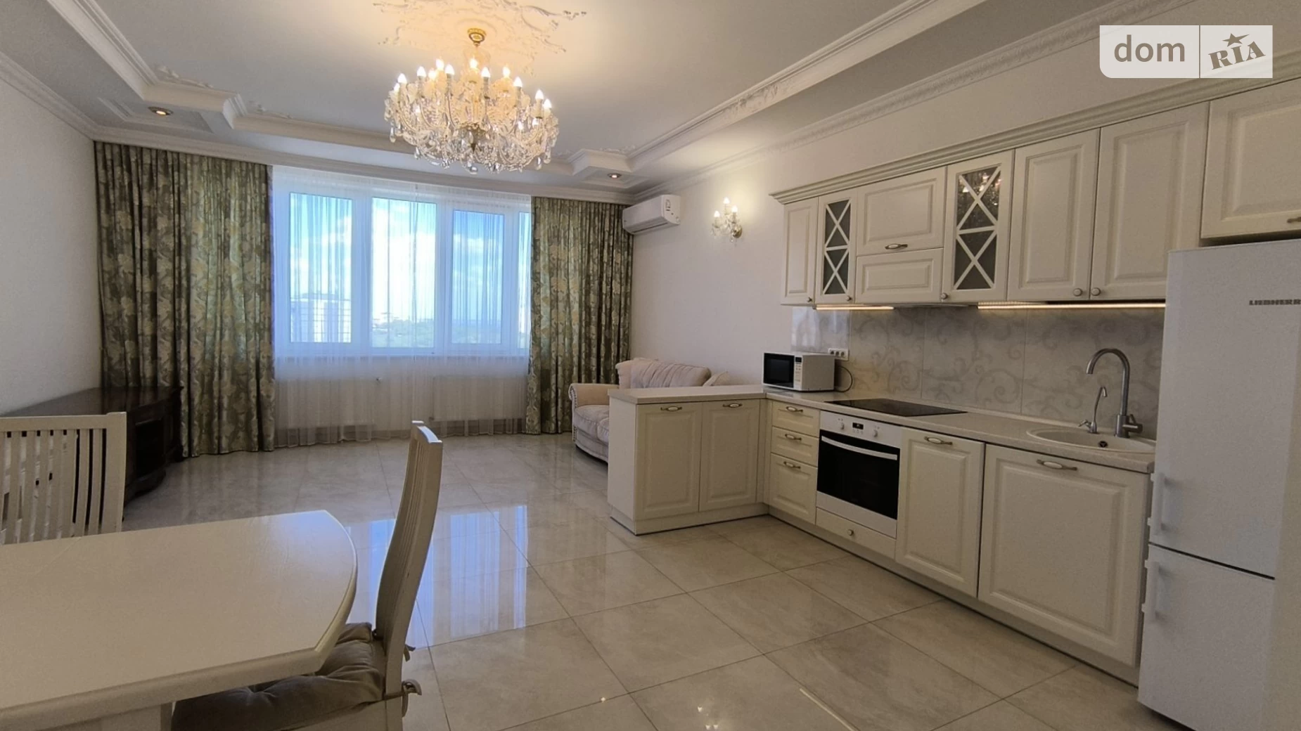 Продается 3-комнатная квартира 120 кв. м в Одессе, просп. Шевченко, 33Б
