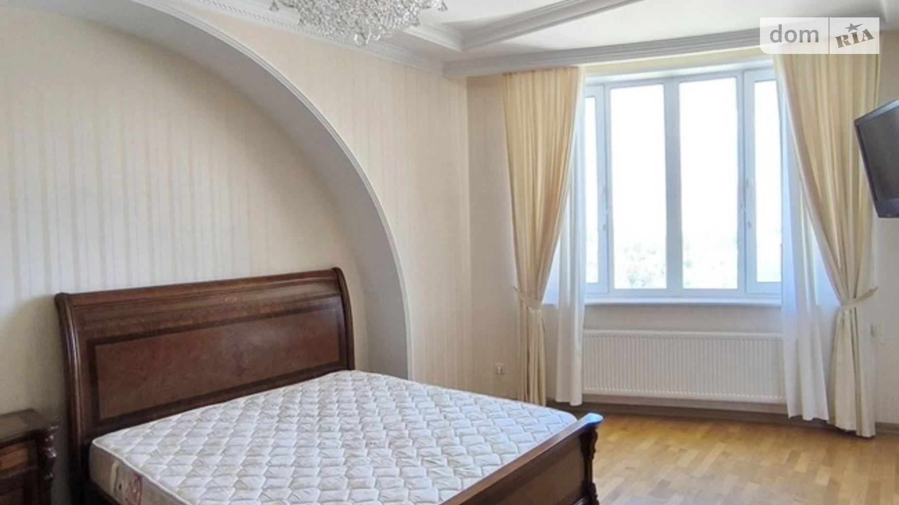 Продается 2-комнатная квартира 125 кв. м в Одессе, просп. Шевченко, 33Б