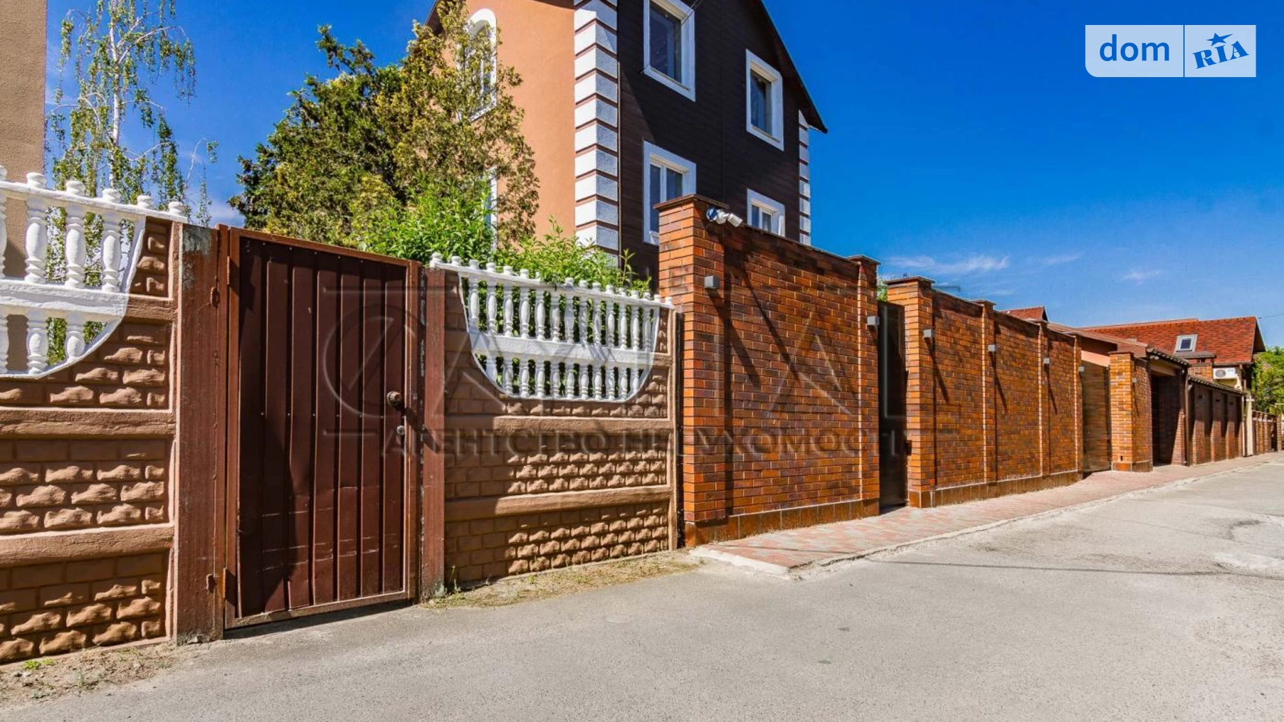 Продается дом на 3 этажа 130 кв. м с гаражом, цена: 230000 $ - фото 2