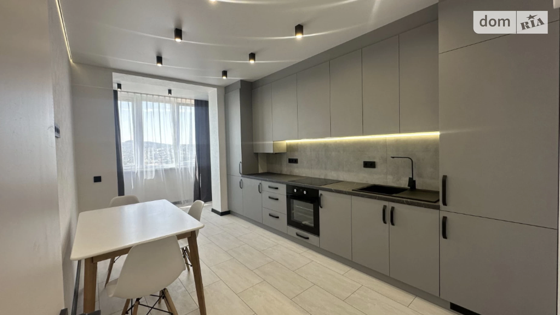 Продается 1-комнатная квартира 45 кв. м в Черновцах, ул. Героев Майдана, 150 - фото 3
