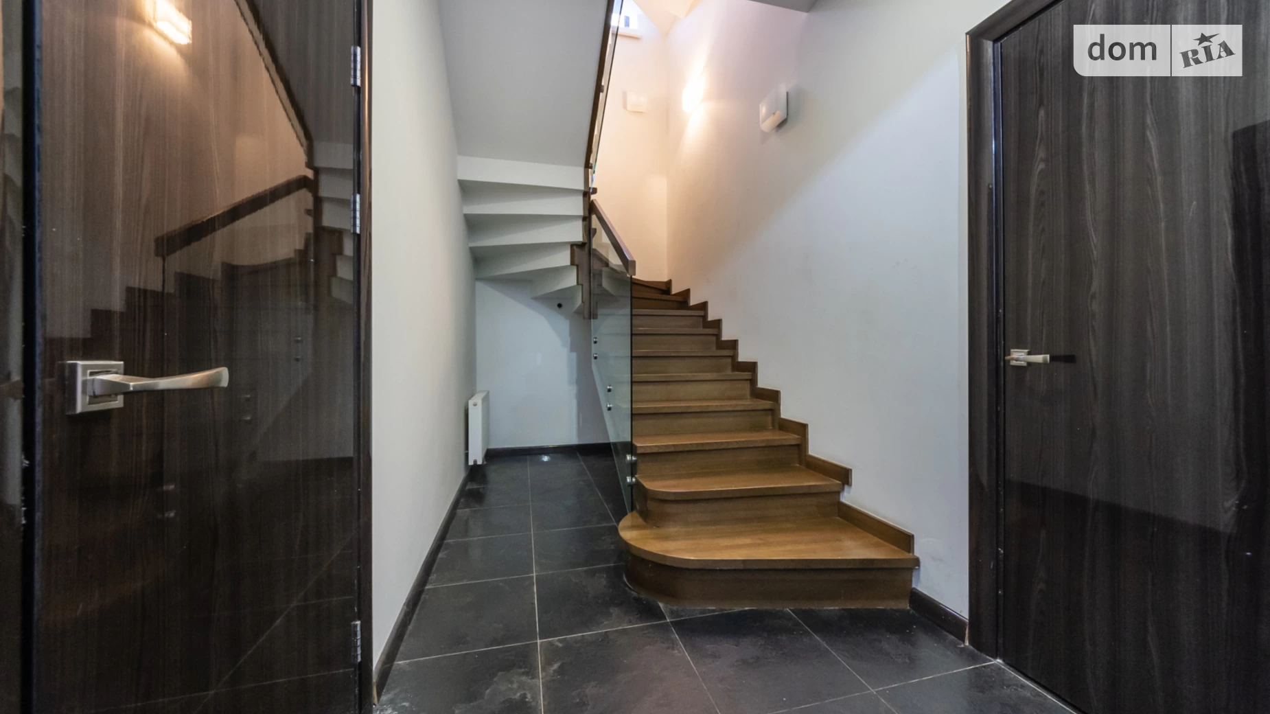 Продается дом на 3 этажа 273.8 кв. м с гаражом, цена: 600000 $ - фото 2