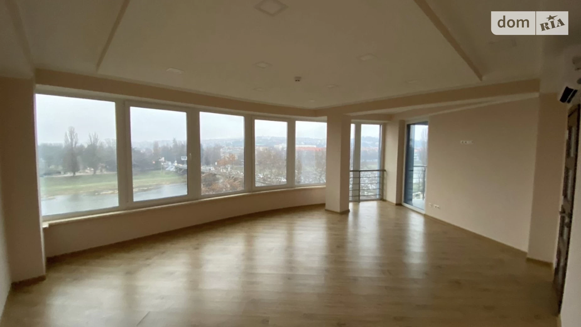 пл. Хмельницкого Богдана, 3 Ужгород, цена: 1500 $ - фото 2