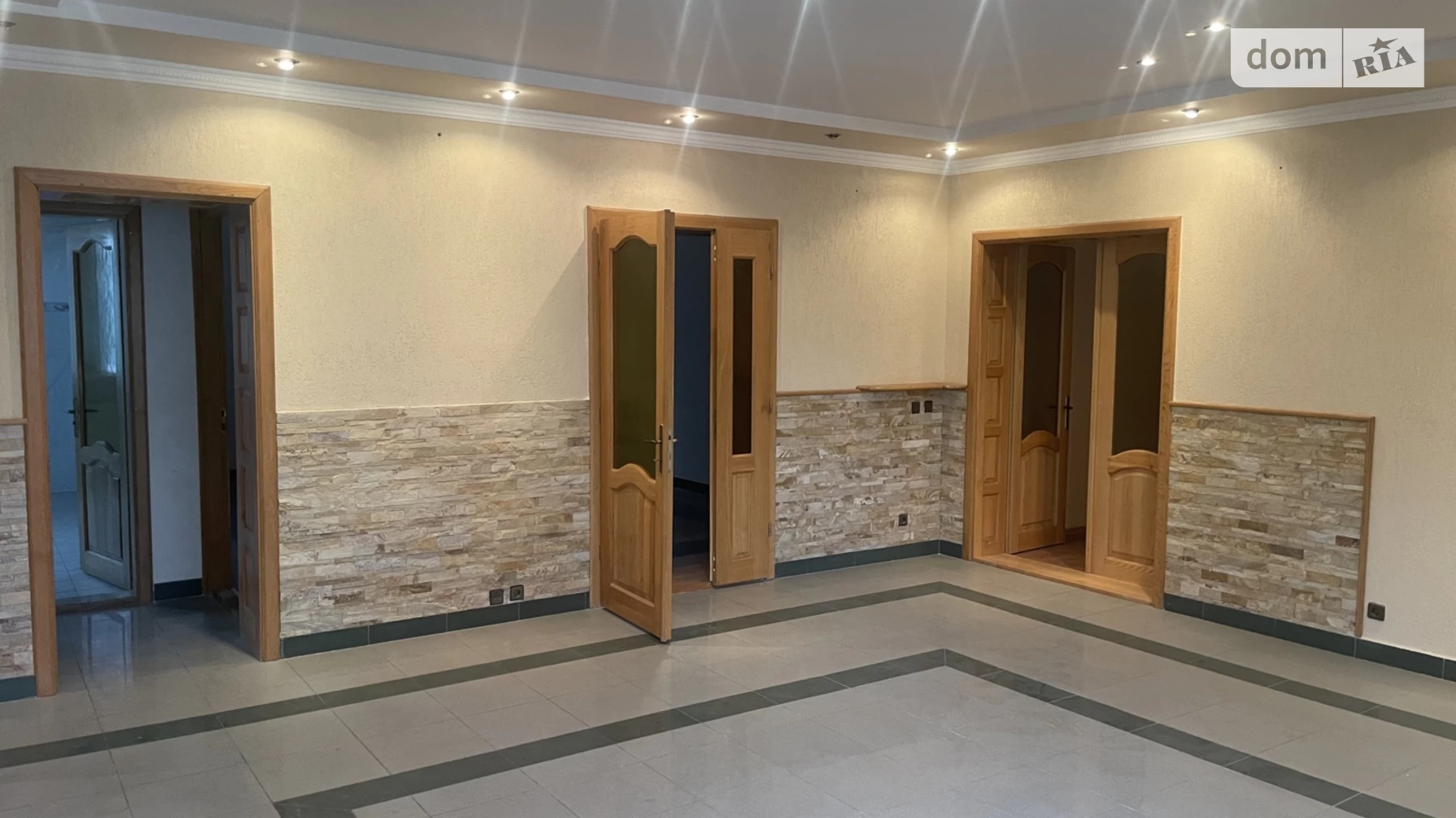 Продається 4-кімнатна квартира 211.2 кв. м у Ужгороді, вул. Капушанська(Перемоги) - фото 2