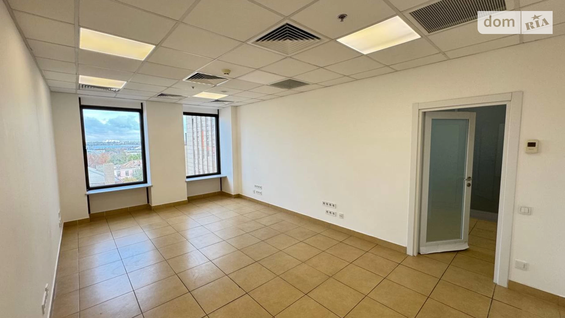 Сдается в аренду офис 47.3 кв. м в бизнес-центре, цена: 28380 грн - фото 5