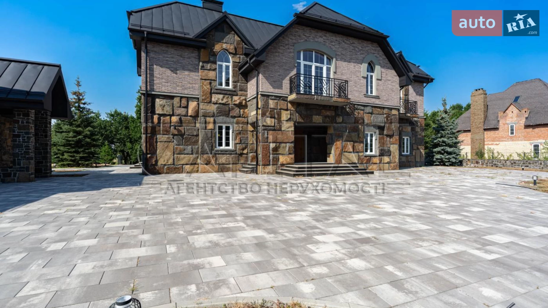 Сдается в аренду дом на 2 этажа 650 кв. м с гаражом, цена: 15000 $ - фото 2