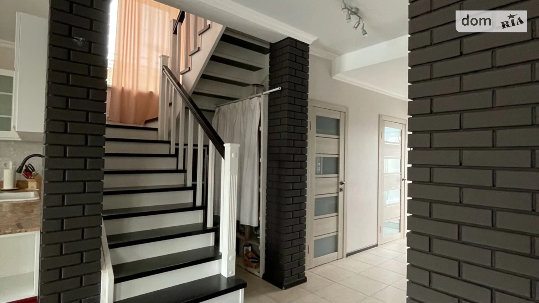 Продается дом на 2 этажа 142 кв. м с подвалом, цена: 160000 $ - фото 2