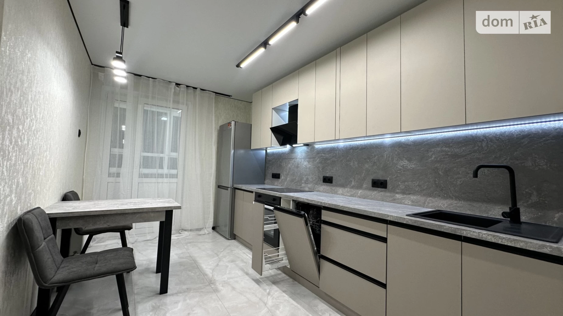 Продается 1-комнатная квартира 43 кв. м в Броварах, ул. Металлургов, 35 - фото 2