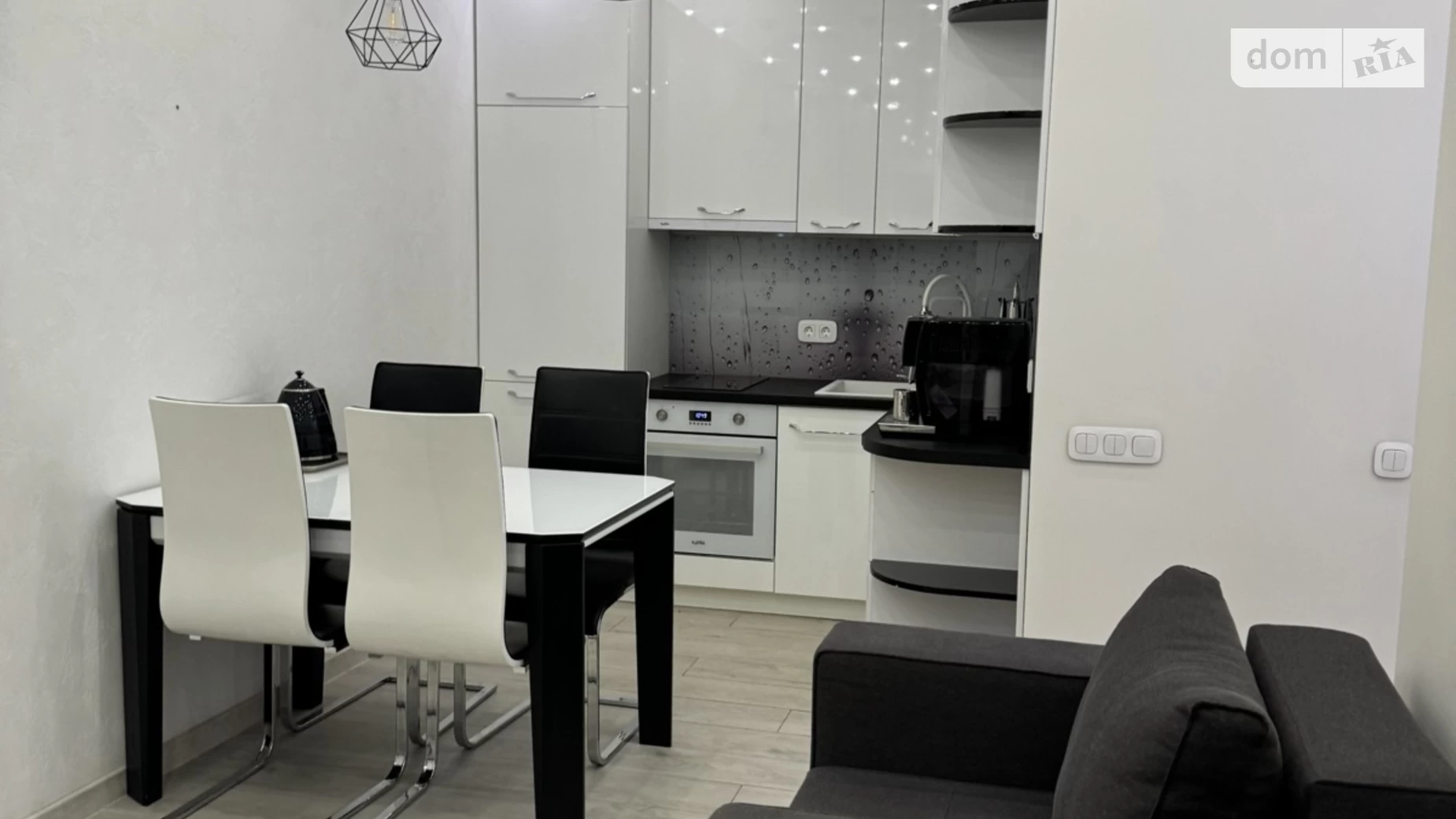 Продается 1-комнатная квартира 46 кв. м в Киеве, ул. Салютная, 2  - фото 2