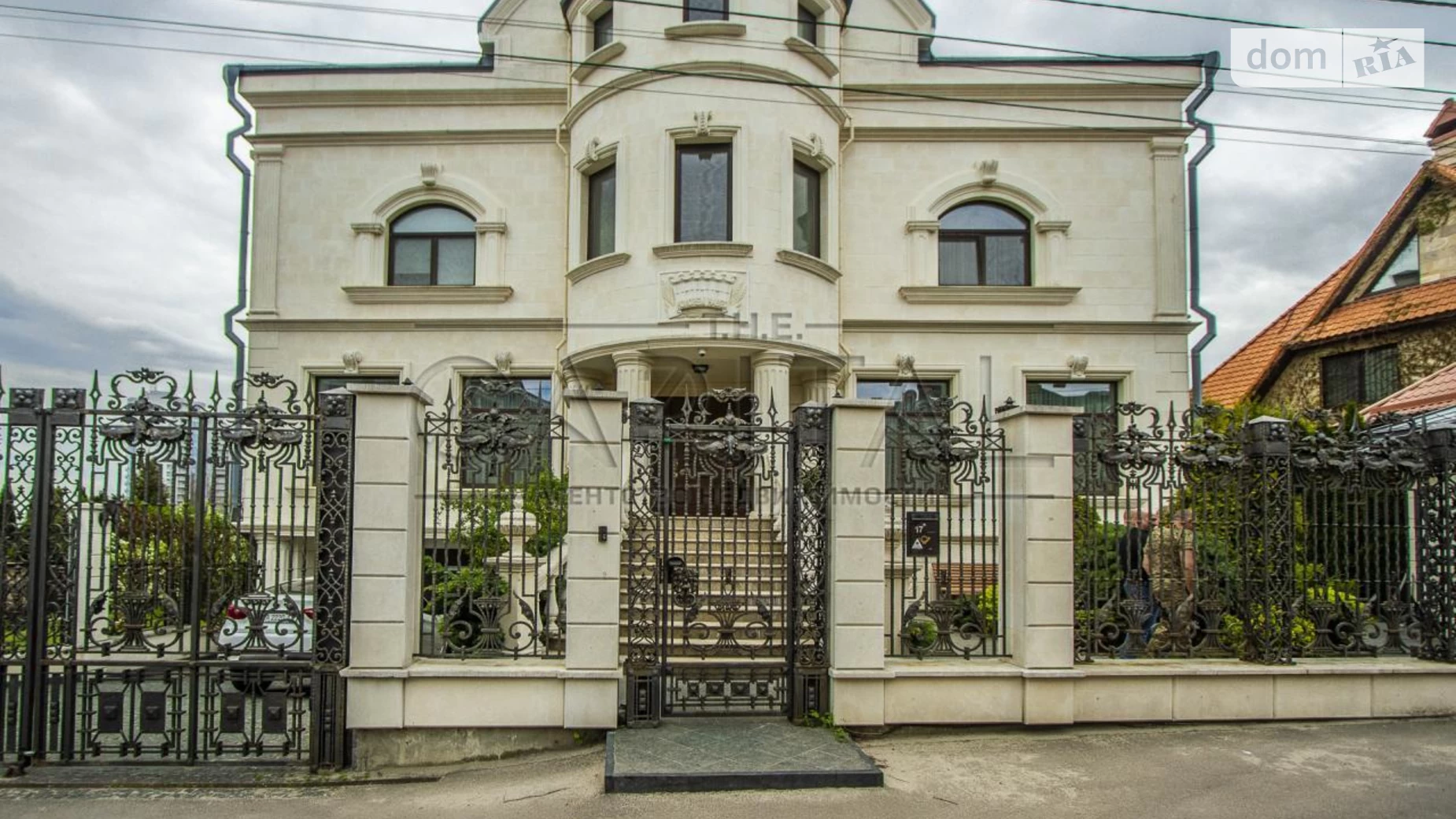 Продается дом на 3 этажа 1399.7 кв. м с участком, цена: 7900000 € - фото 2