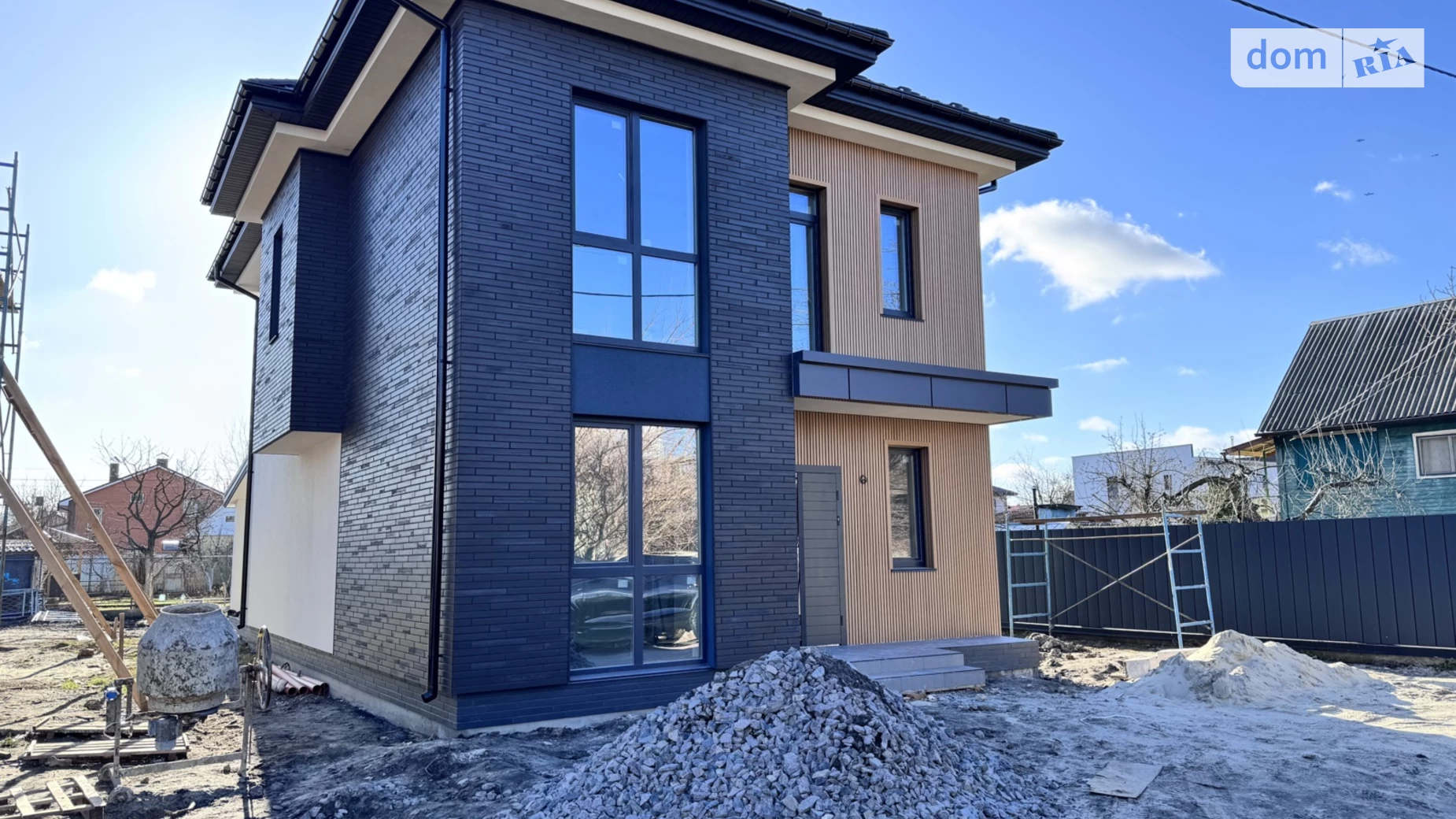Продается дом на 2 этажа 215 кв. м с участком, цена: 210000 $ - фото 2