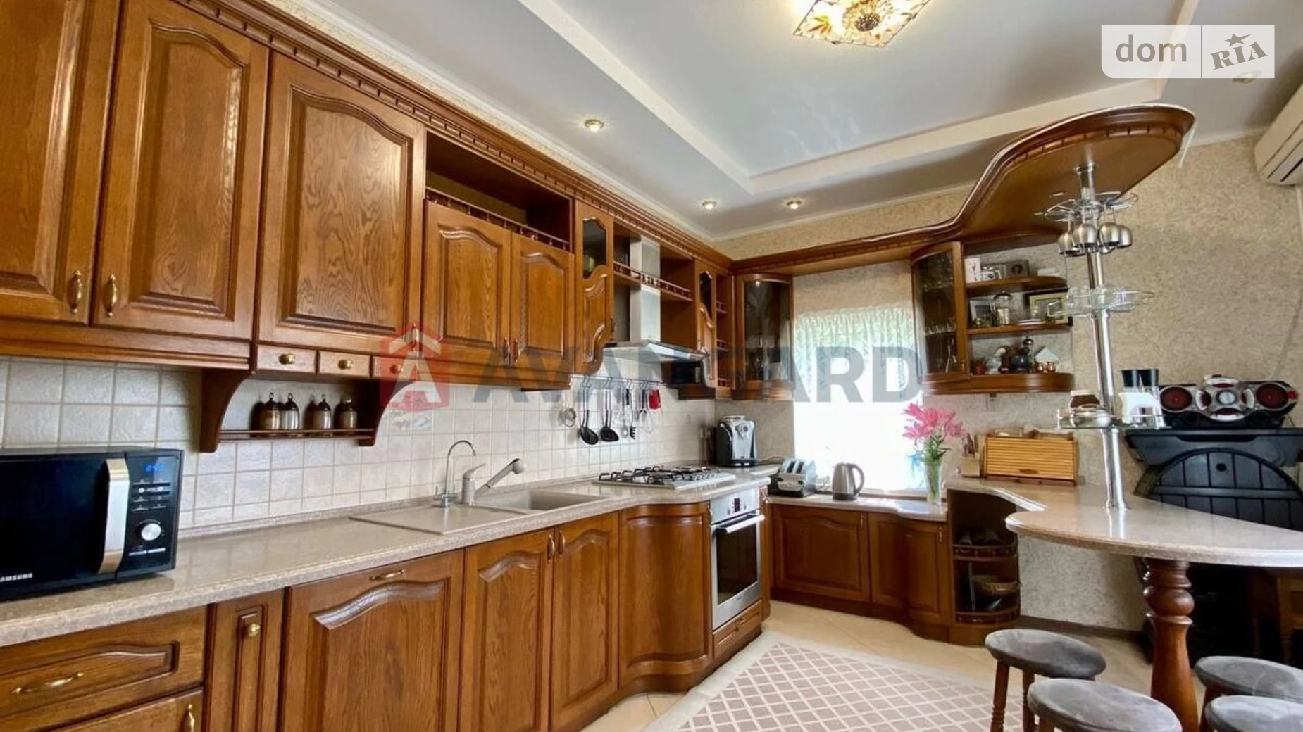 Продается дом на 2 этажа 267 кв. м с подвалом, цена: 260000 $ - фото 2
