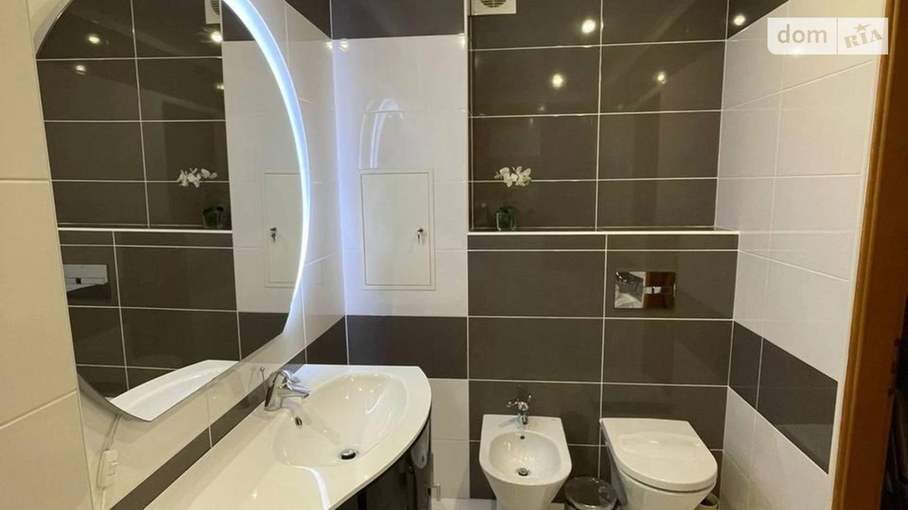 Продается 3-комнатная квартира 66.5 кв. м в Дрогобыче, ул. Коновальца - фото 2