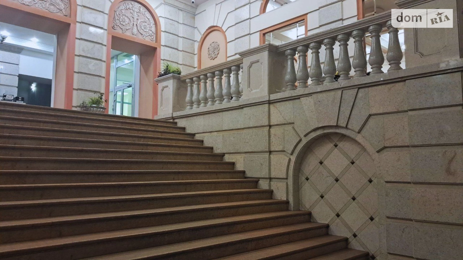Сдается в аренду офис 234 кв. м в бизнес-центре, цена: 3630 $ - фото 2