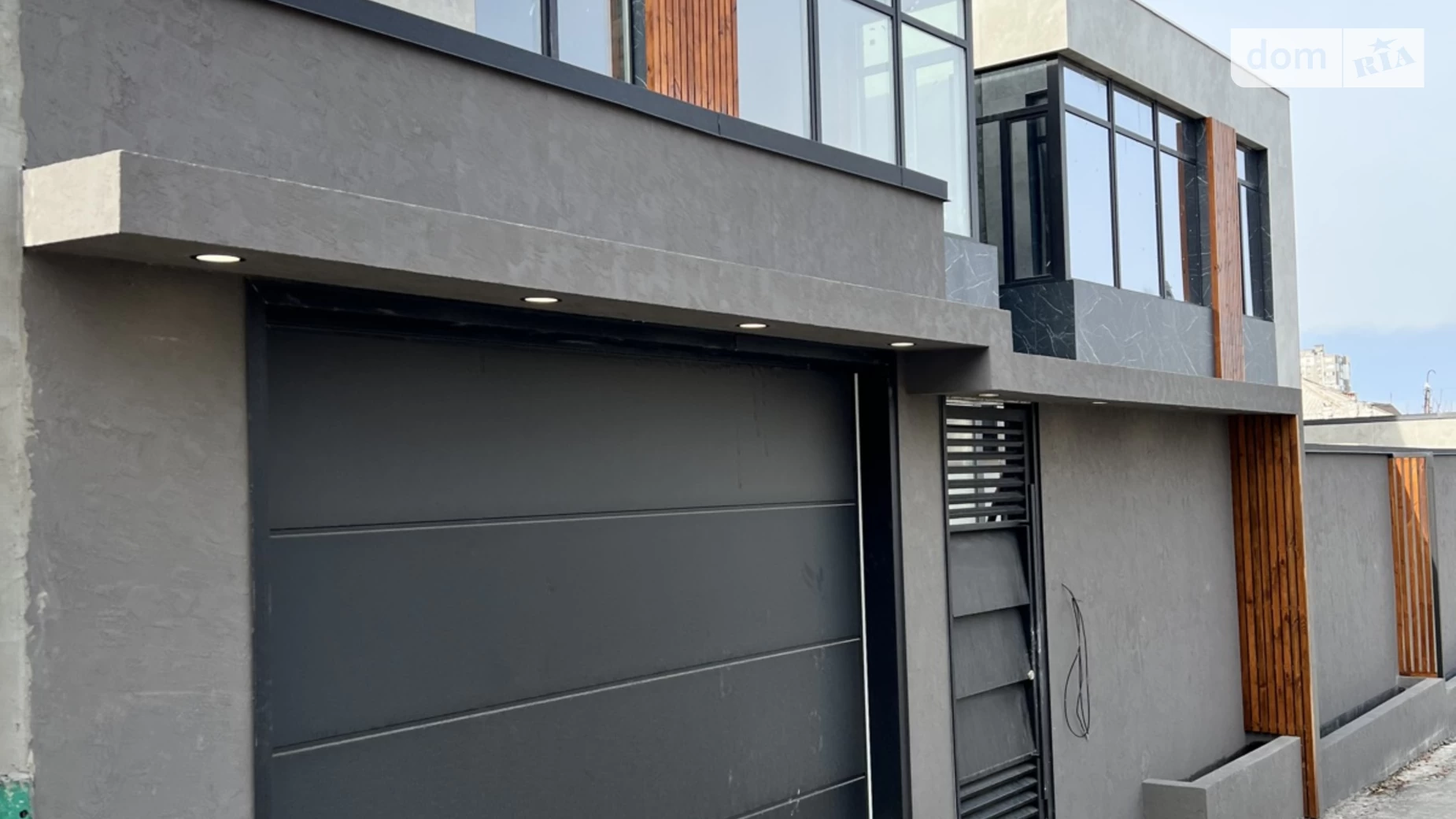 Продается дом на 2 этажа 145 кв. м с гаражом, цена: 300000 $ - фото 2