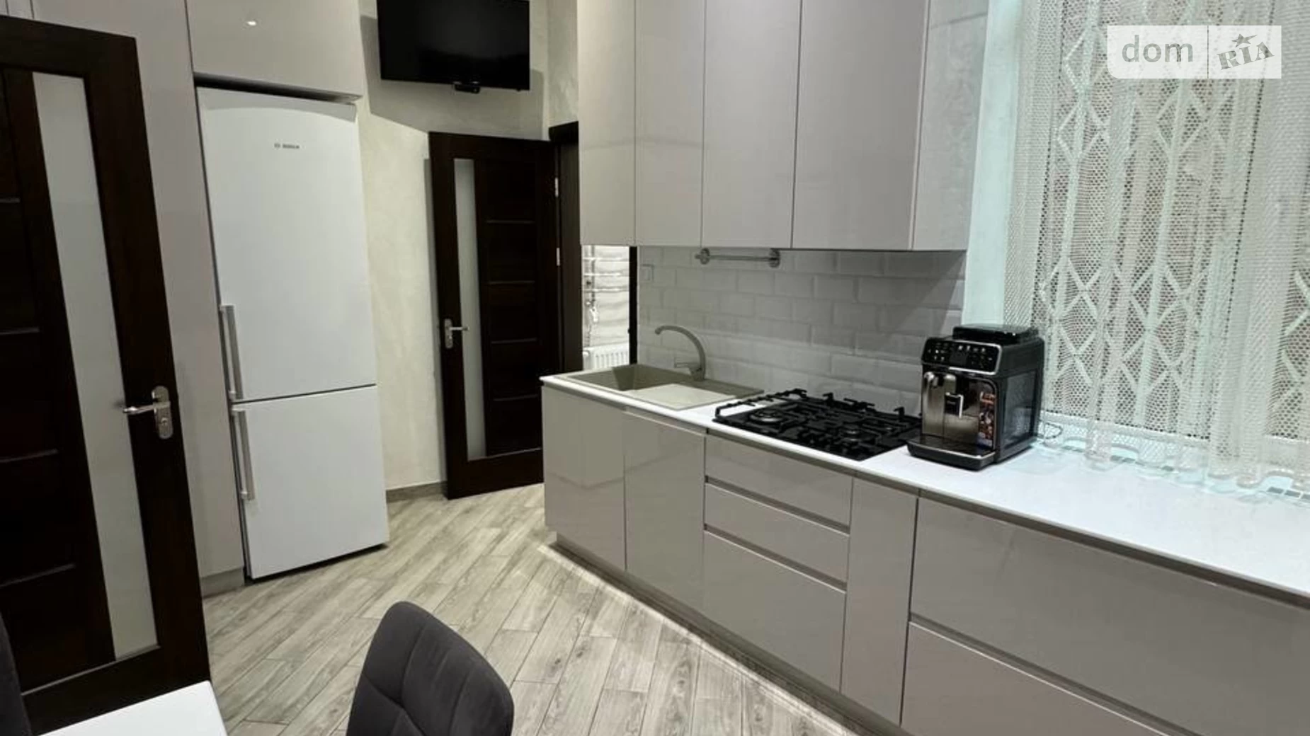Продается 3-комнатная квартира 85 кв. м в Черновцах, ул. Мицкевича Адама, 1 - фото 4