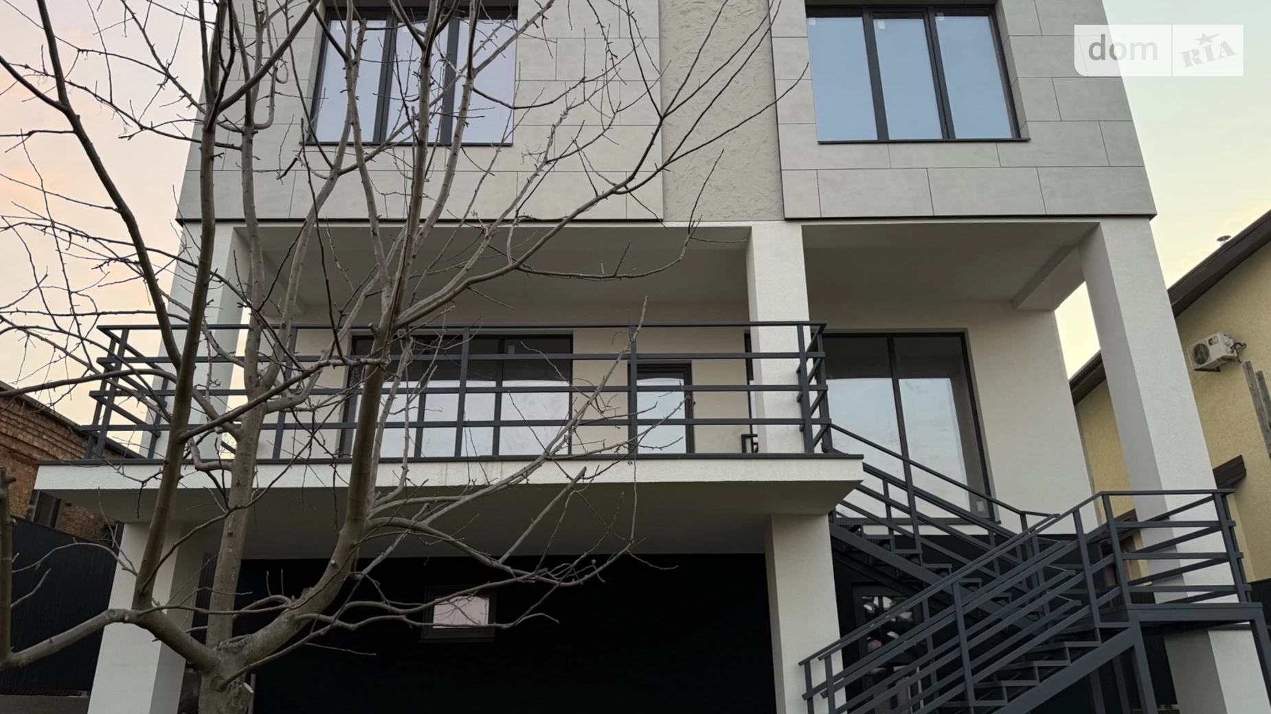Продается дом на 3 этажа 322.2 кв. м с балконом, цена: 550000 $ - фото 2