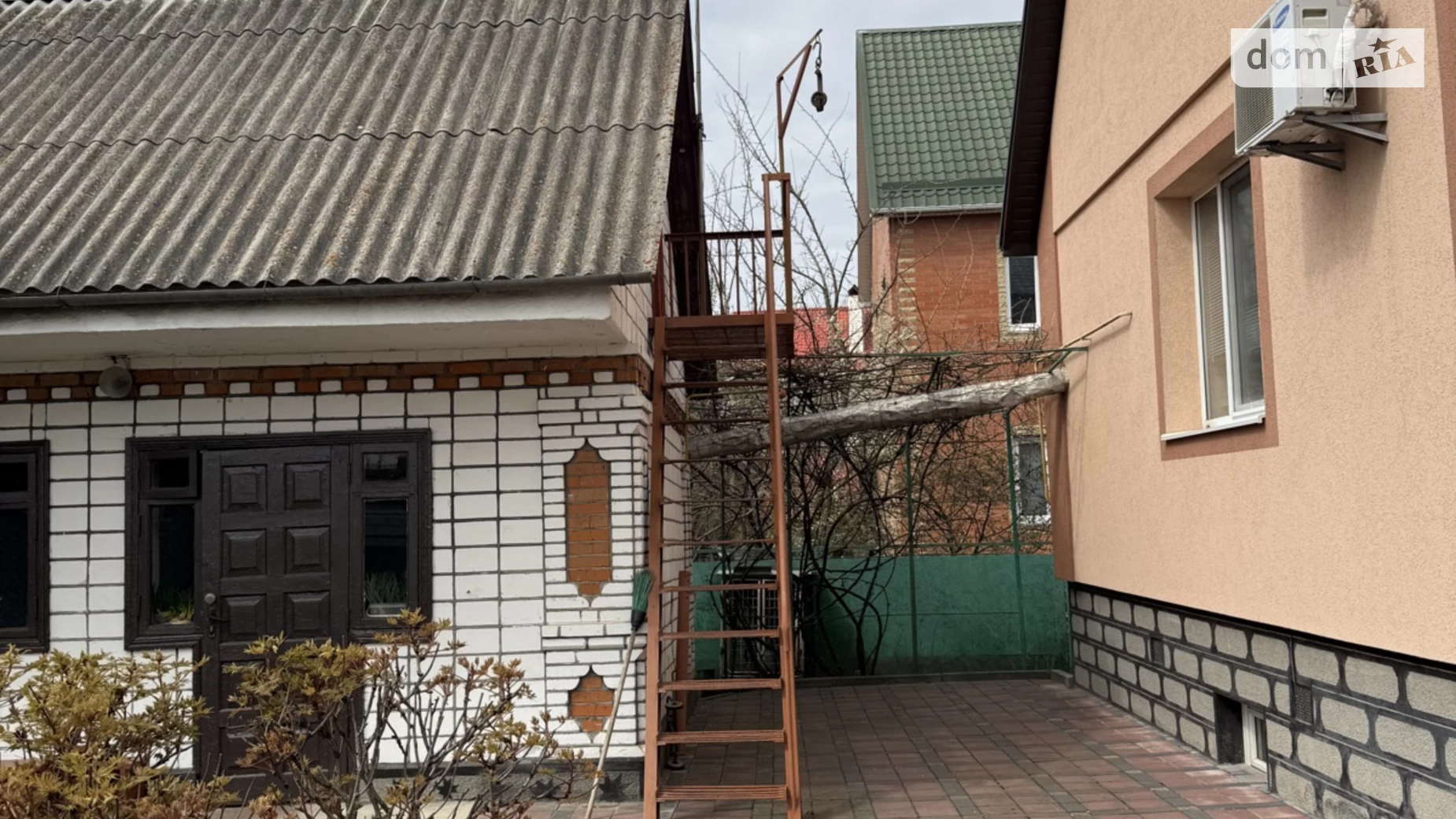 Продается дом на 3 этажа 250 кв. м с бассейном, цена: 120000 $ - фото 2