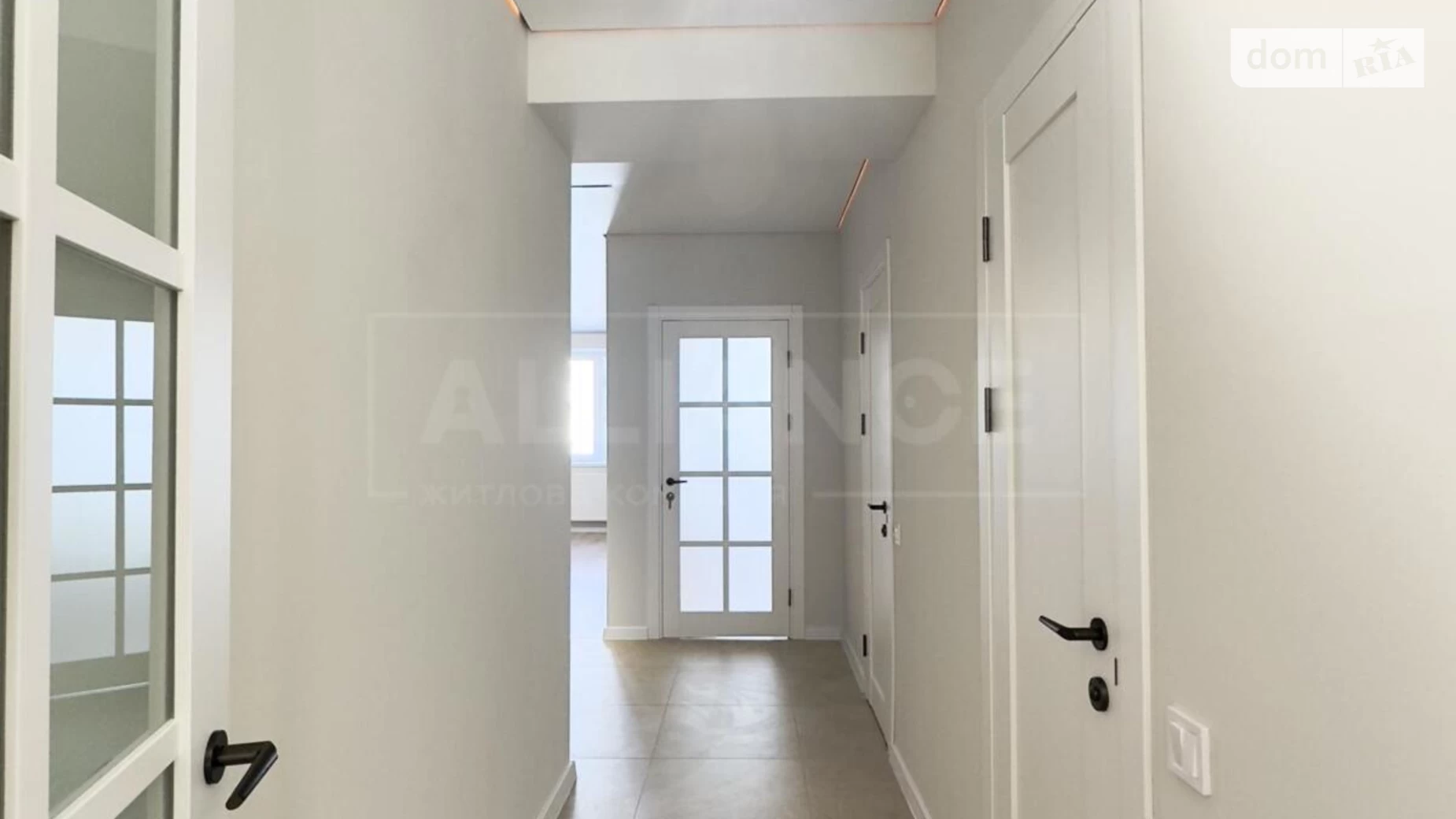 Продается 2-комнатная квартира 65 кв. м в Ивано-Франковске, ул. Высочана Семена - фото 2