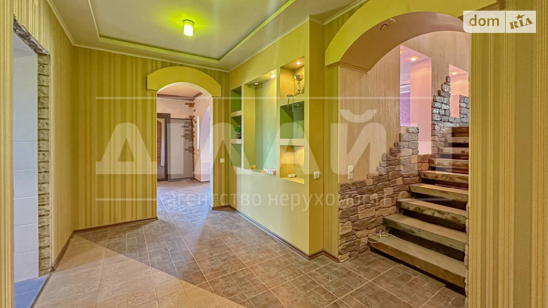 Продается дом на 2 этажа 237.3 кв. м с садом, цена: 85000 $ - фото 3