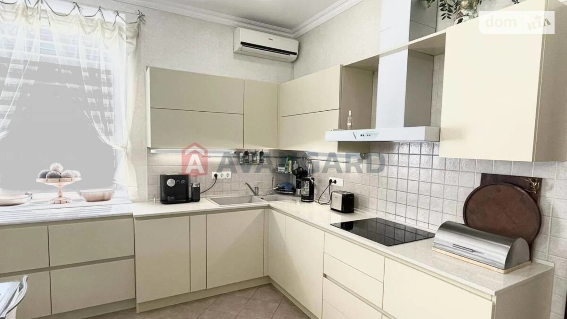Продается дом на 3 этажа 320 кв. м с террасой, цена: 259000 $ - фото 2