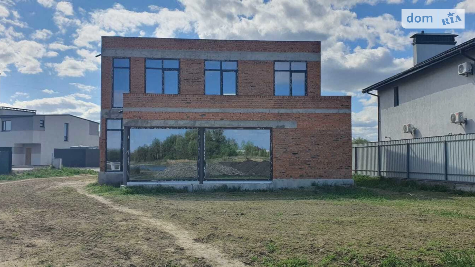 Продается дом на 2 этажа 210 кв. м с подвалом, цена: 140000 € - фото 2