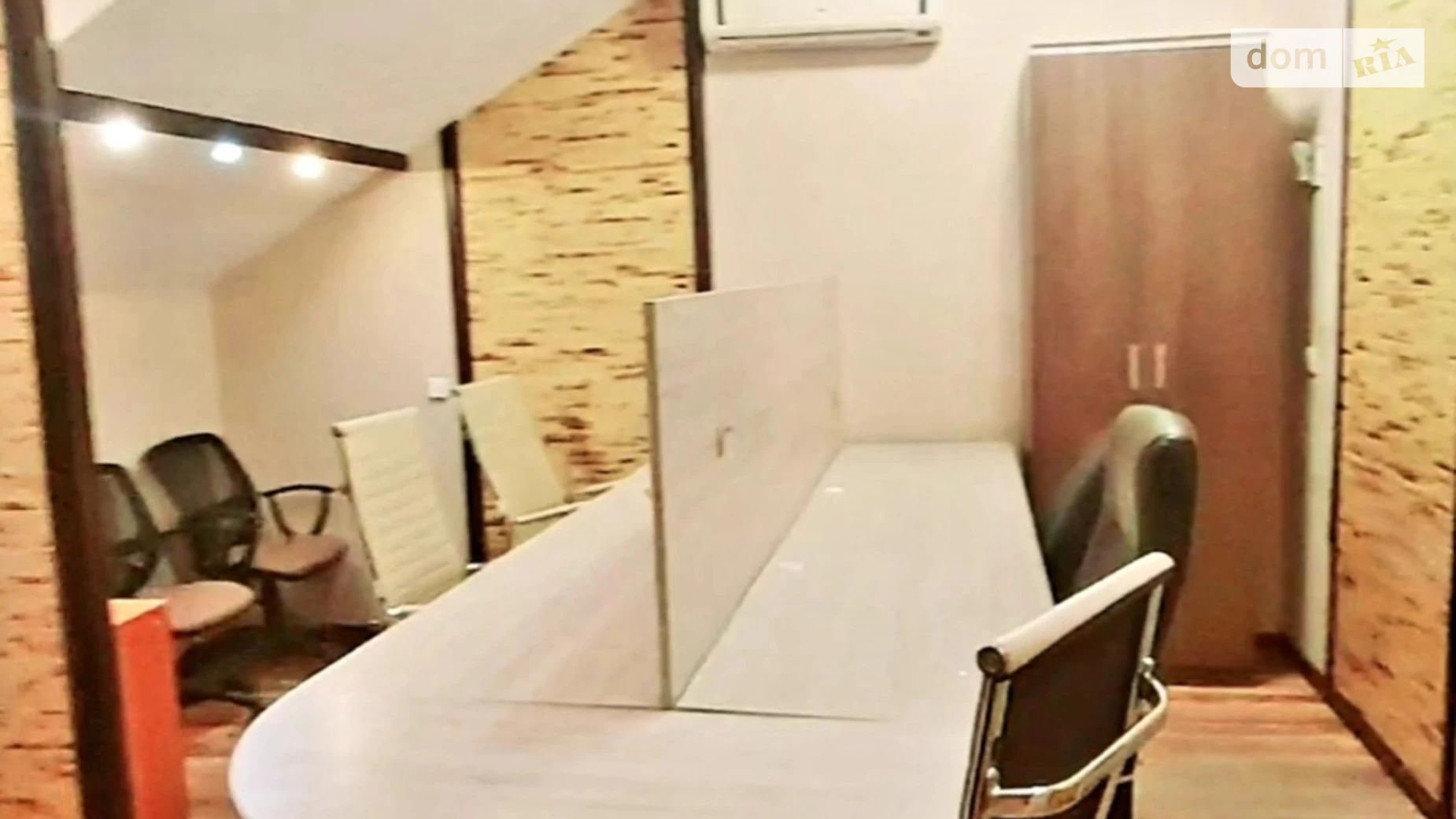 Сдается в аренду офис 82 кв. м в бизнес-центре, цена: 600 € - фото 2