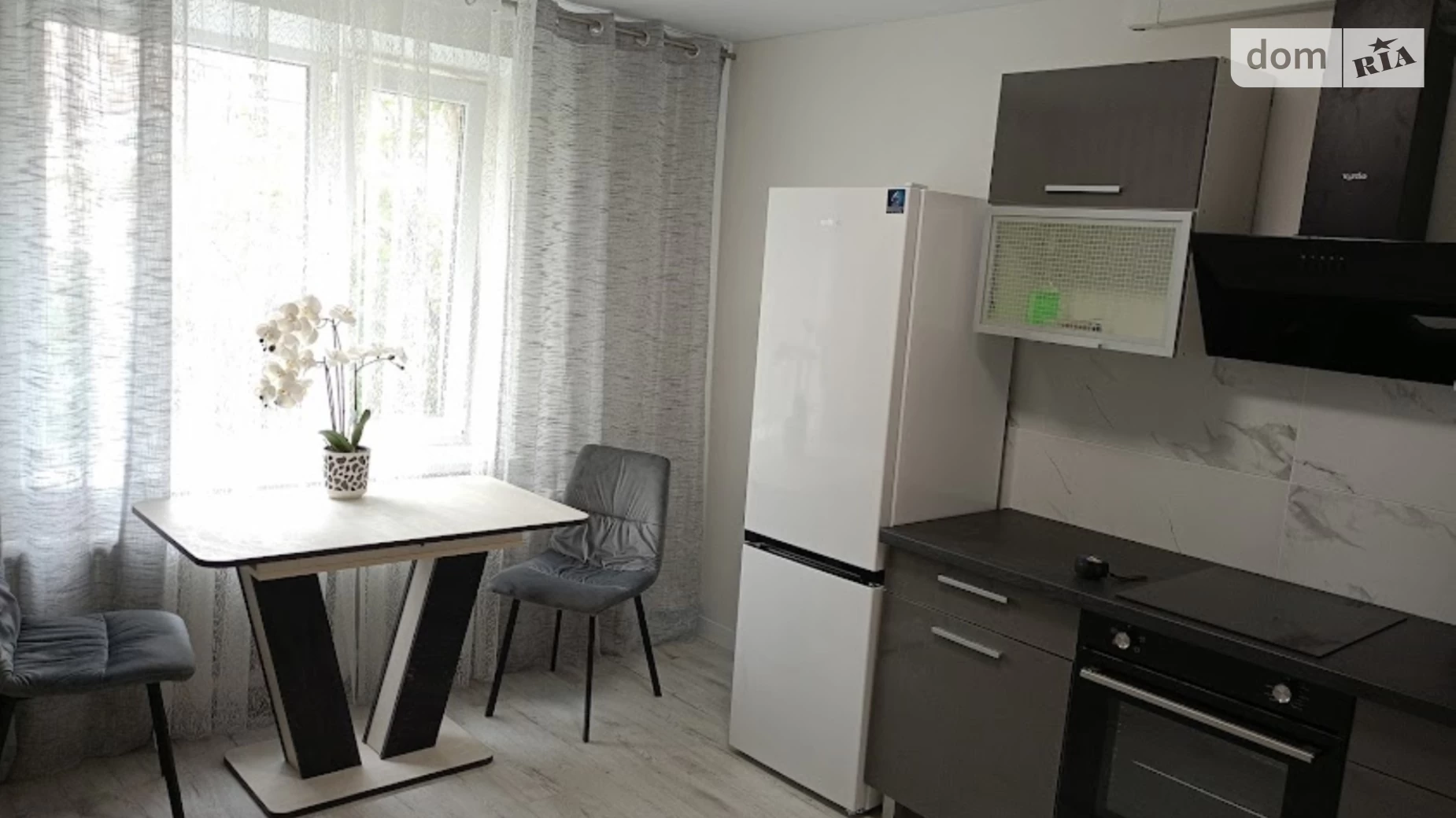 Продается 1-комнатная квартира 38 кв. м в Киеве, просп. Владимира Ивасюка, 16В/1 - фото 2