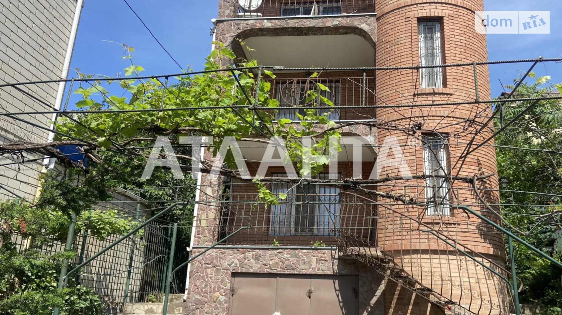 Продается дом на 3 этажа 100 кв. м с верандой, цена: 110000 $ - фото 2