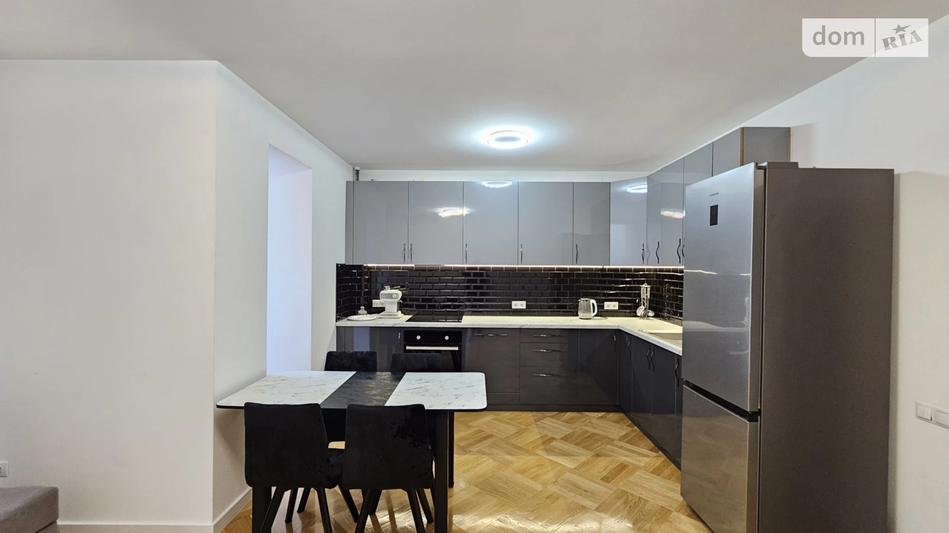 Продается 2-комнатная квартира 71 кв. м в Ивано-Франковске, ул. Ивасюка, 11 - фото 2