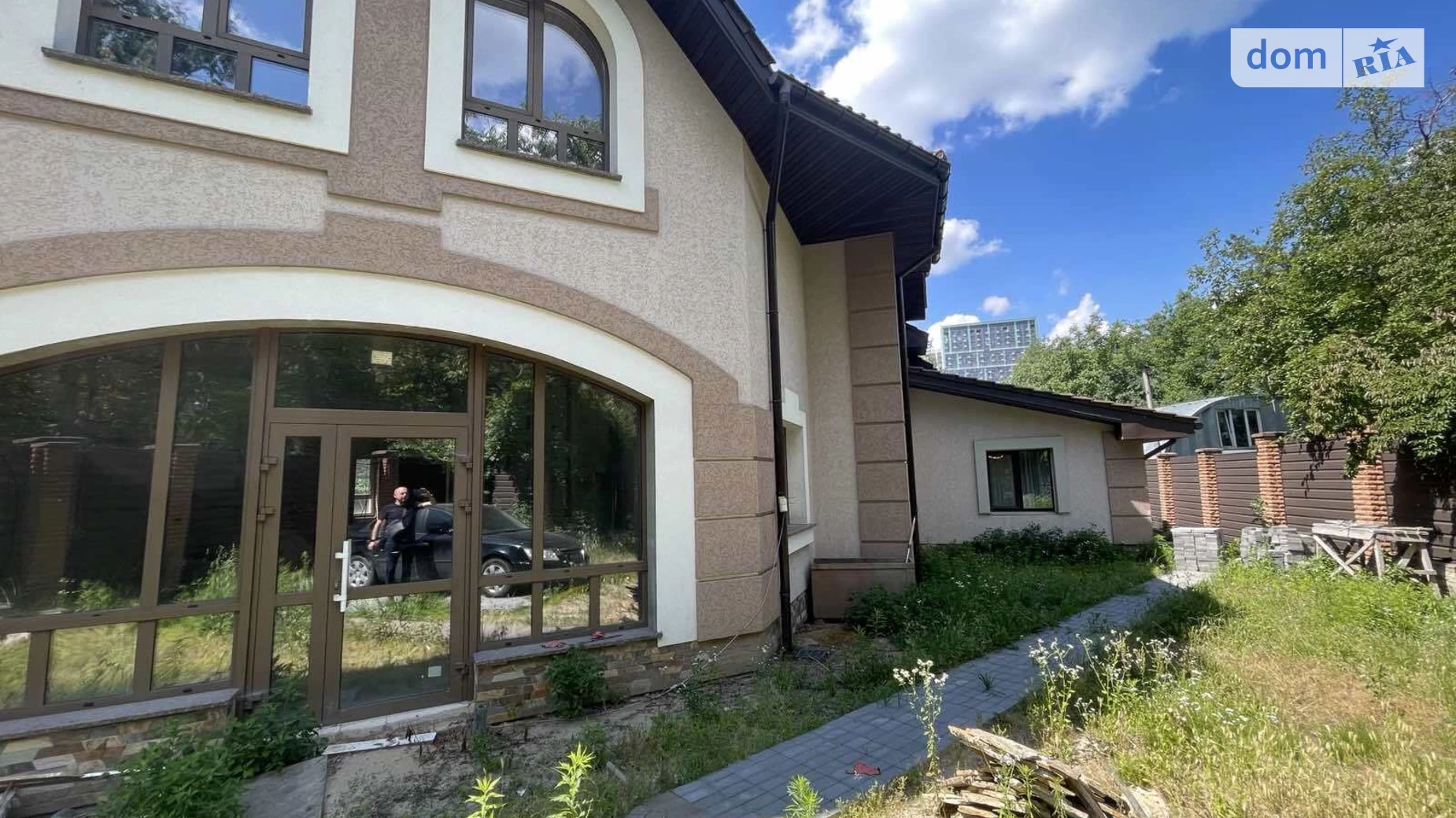 Сдается в аренду дом на 2 этажа 1049 кв. м с верандой, цена: 5500 $ - фото 3