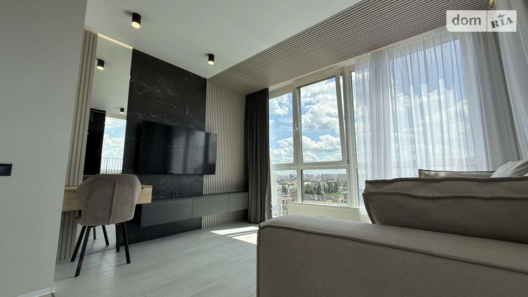 Сдается в аренду 1-комнатная квартира 70 кв. м в Киеве, ул. Салютная, 2 корпус 18 - фото 2