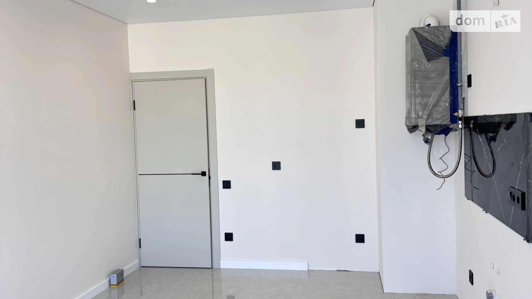 Продается 1-комнатная квартира 42 кв. м в Ровно, ул. Николая Боголюбова, 1 - фото 2