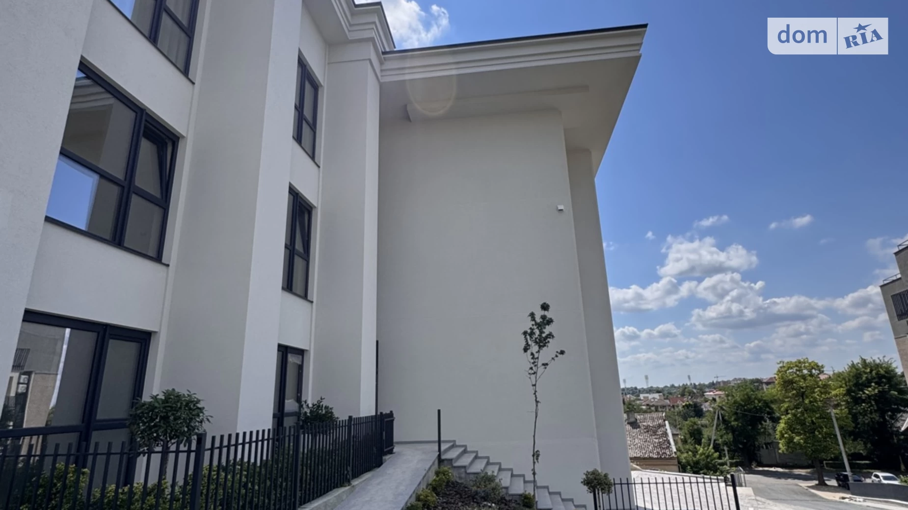 Продается 2-комнатная квартира 77 кв. м в Ужгороде, ул. Собранецкая, 86 - фото 2