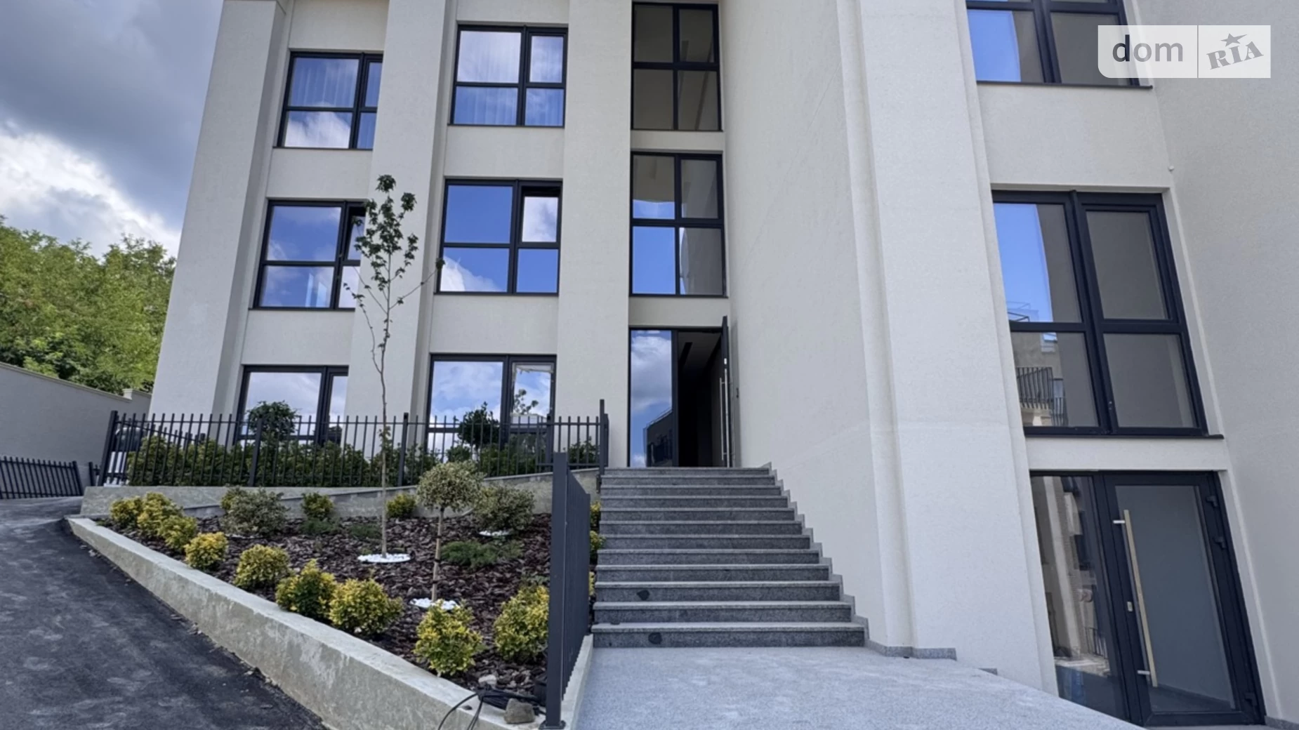 Продается 2-комнатная квартира 77 кв. м в Ужгороде, ул. Собранецкая, 86 - фото 3