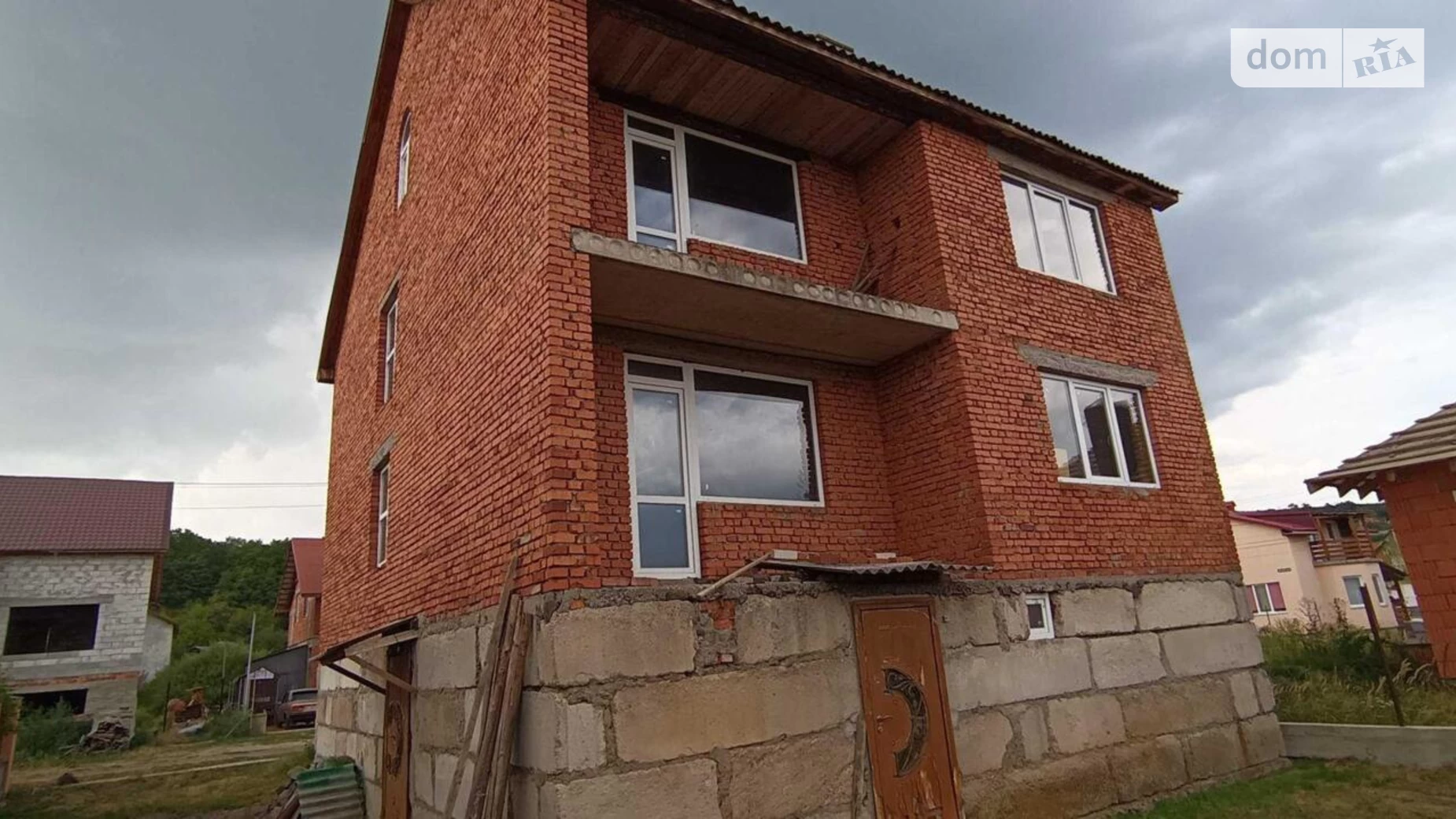 Продается дом на 3 этажа 300 кв. м с участком, цена: 42000 $ - фото 2