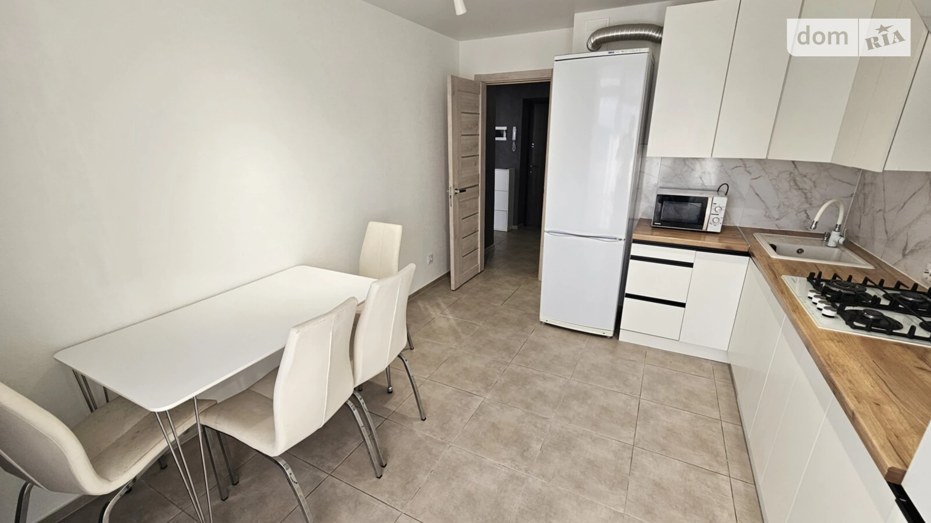 1-комнатная квартира 46 кв. м в Тернополе, ул. Белогорская, 26А - фото 3