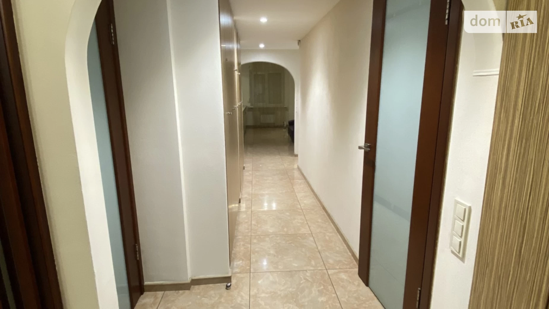 Сдается в аренду офис 100 кв. м в бизнес-центре, цена: 1200 $ - фото 2