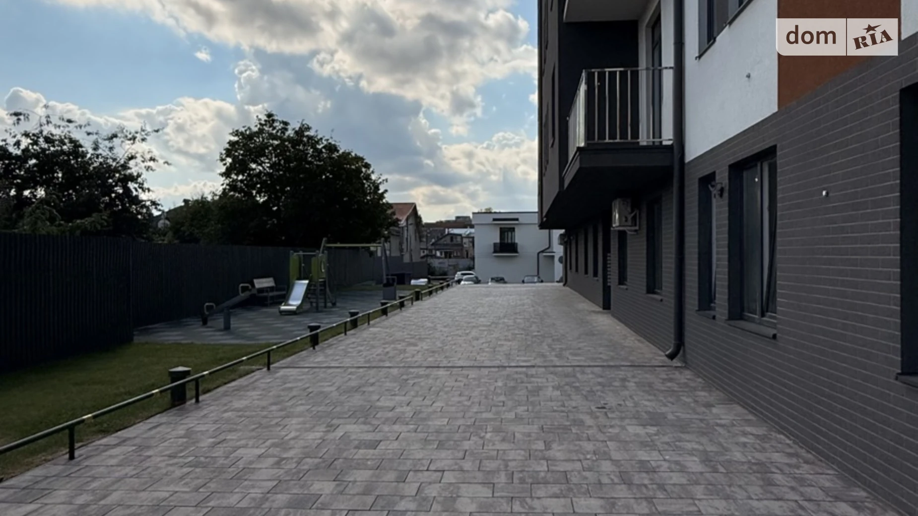 Продается 1-комнатная квартира 54 кв. м в Ужгороде, ул. Русская, 41 - фото 2