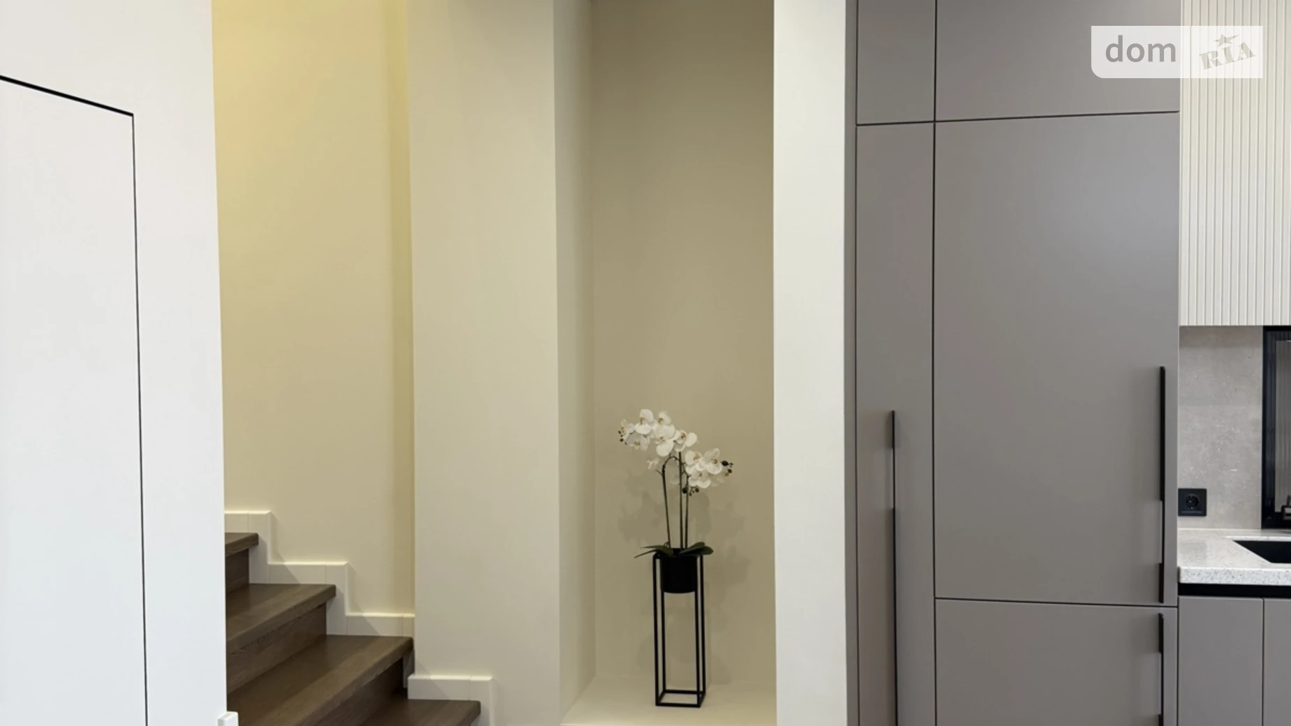 Продается 2-комнатная квартира 82 кв. м в Черновцах, просп. Независимости, 104А - фото 3