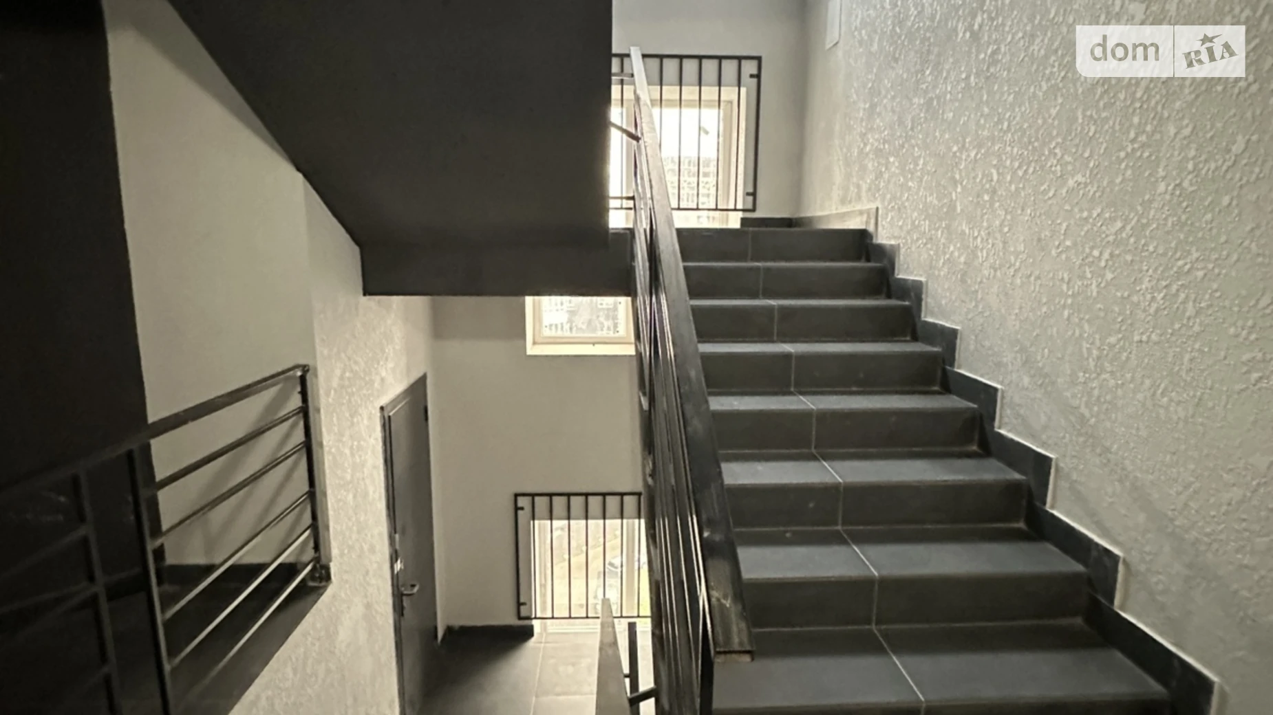 Продается 2-комнатная квартира 64.8 кв. м в Ивано-Франковске, ул. Приозерная, 22 - фото 2